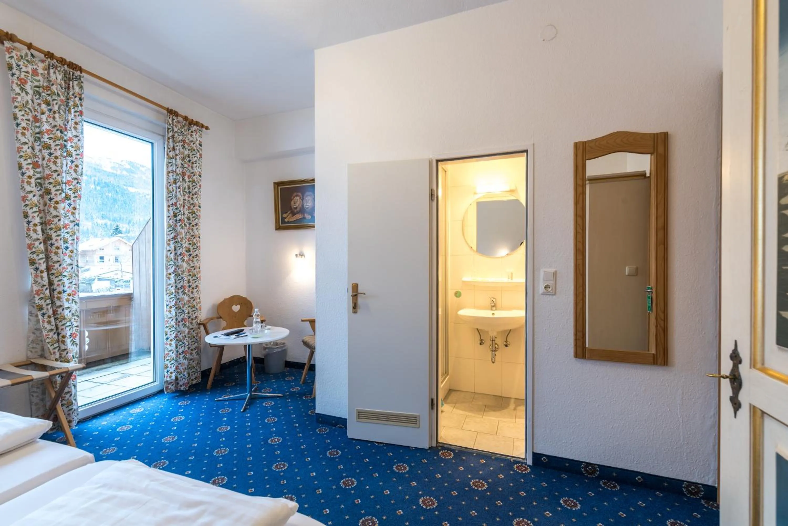 Shower, Bed in Hotel garni Almenrausch und Edelweiss
