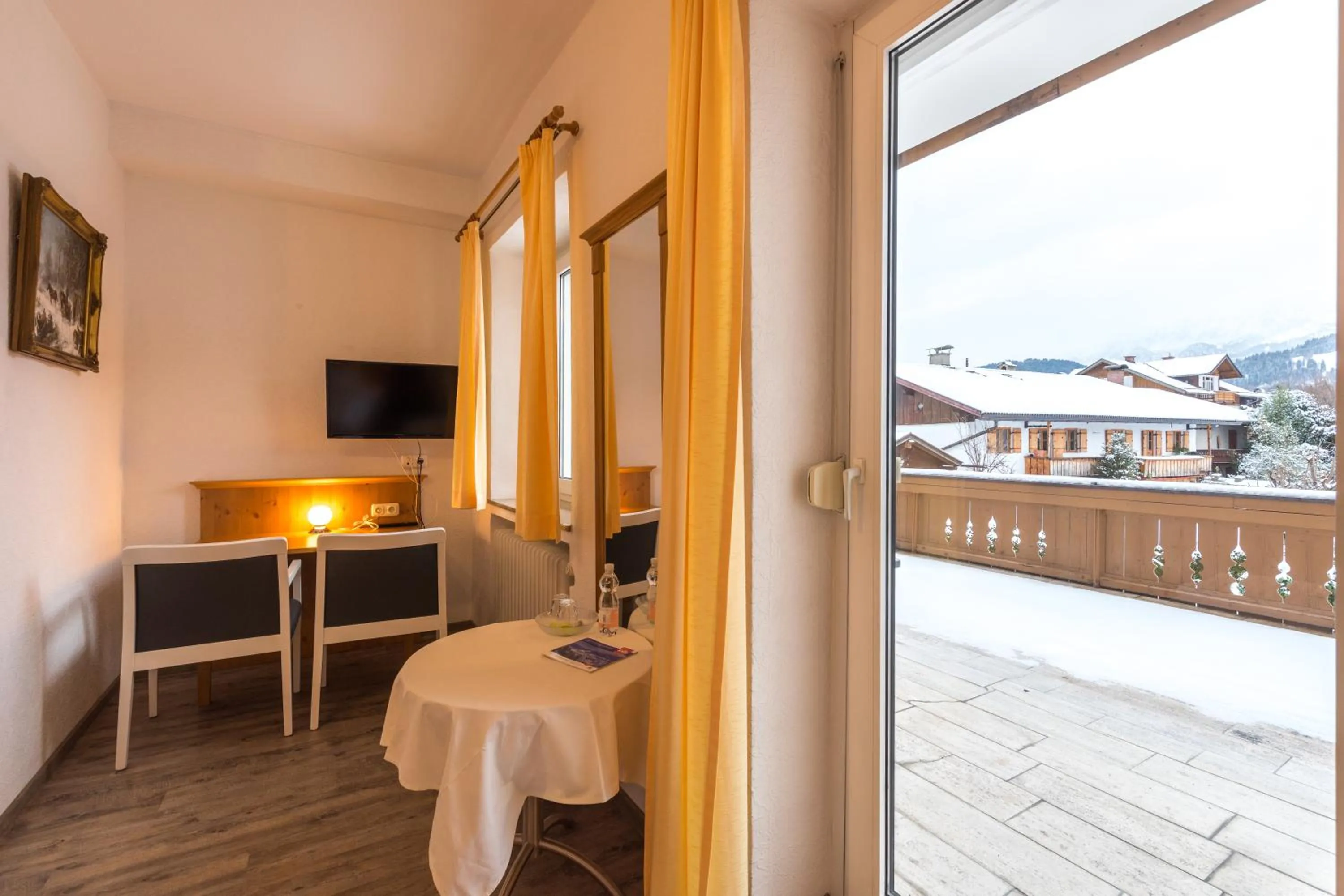 Photo of the whole room in Hotel garni Almenrausch und Edelweiss