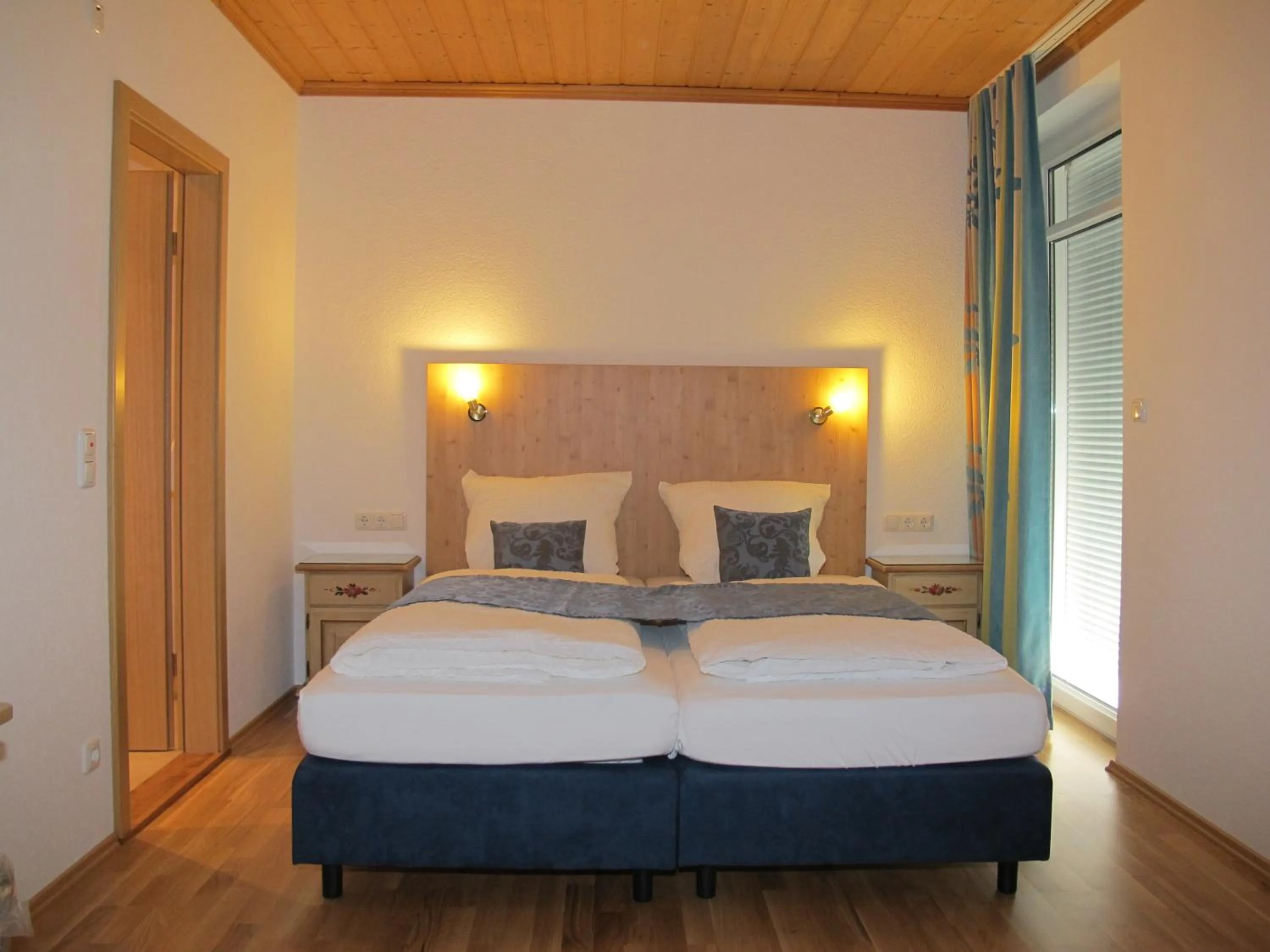 Bed in Hotel garni Almenrausch und Edelweiss