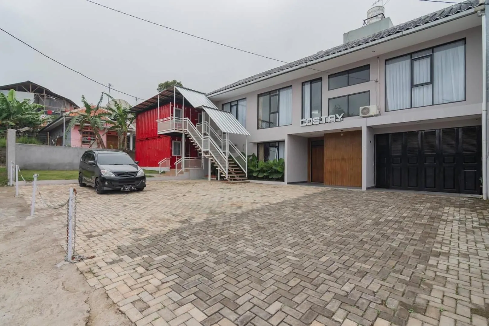 Facade/entrance in RedDoorz Plus near Lembang Park & Zoo