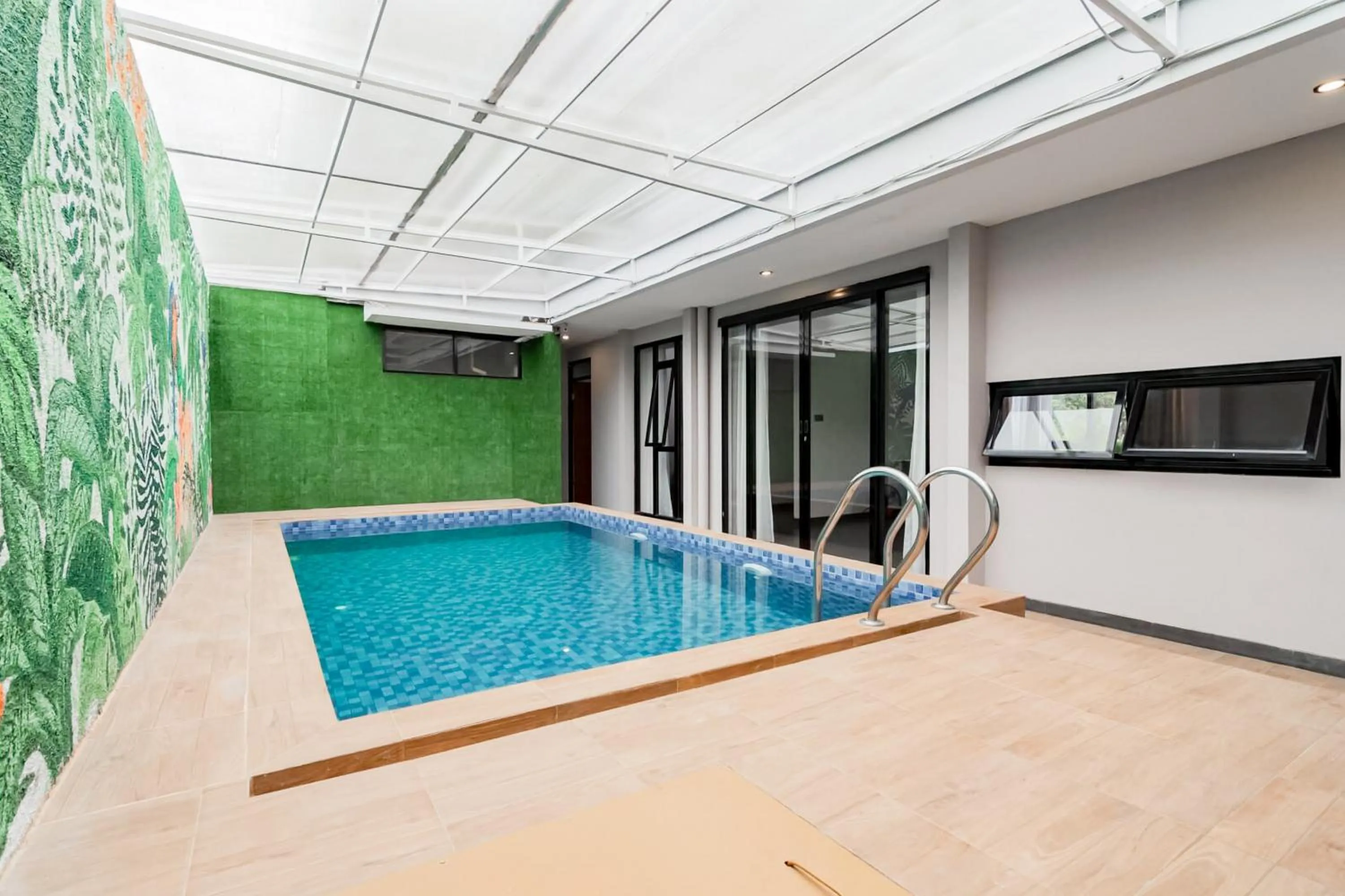 Swimming pool in RedDoorz Plus near Lembang Park & Zoo