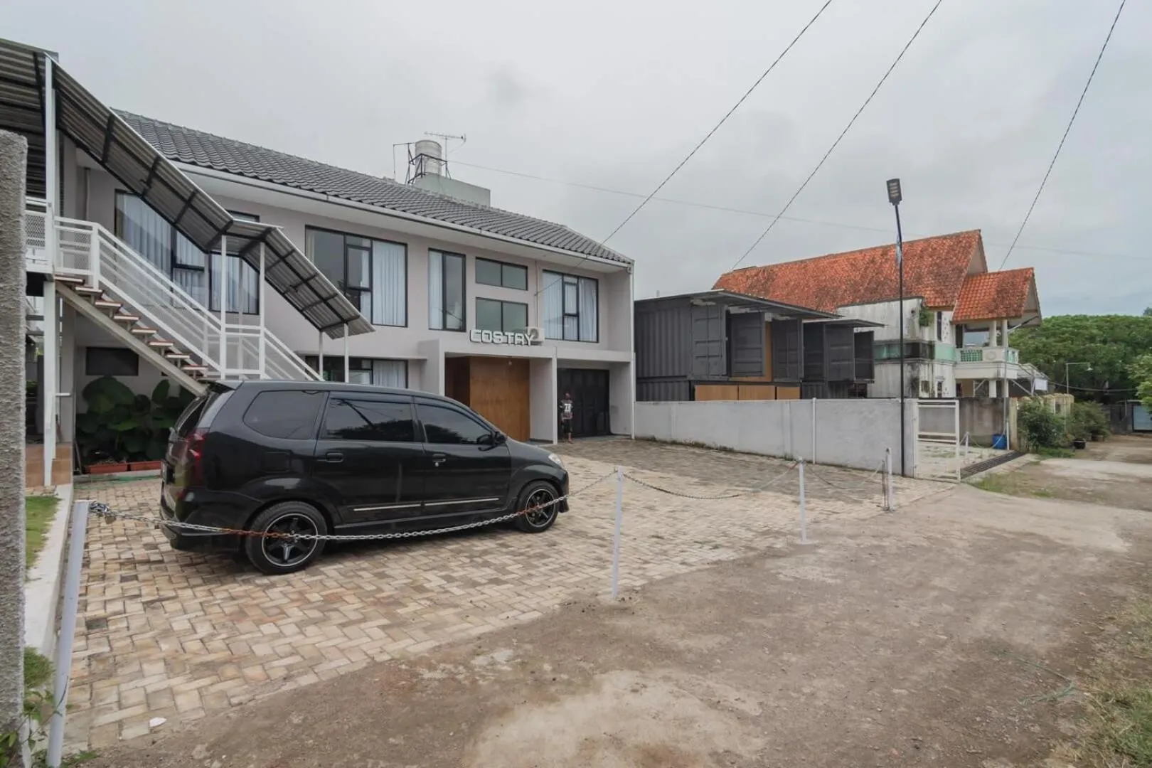 Parking in RedDoorz Plus near Lembang Park & Zoo