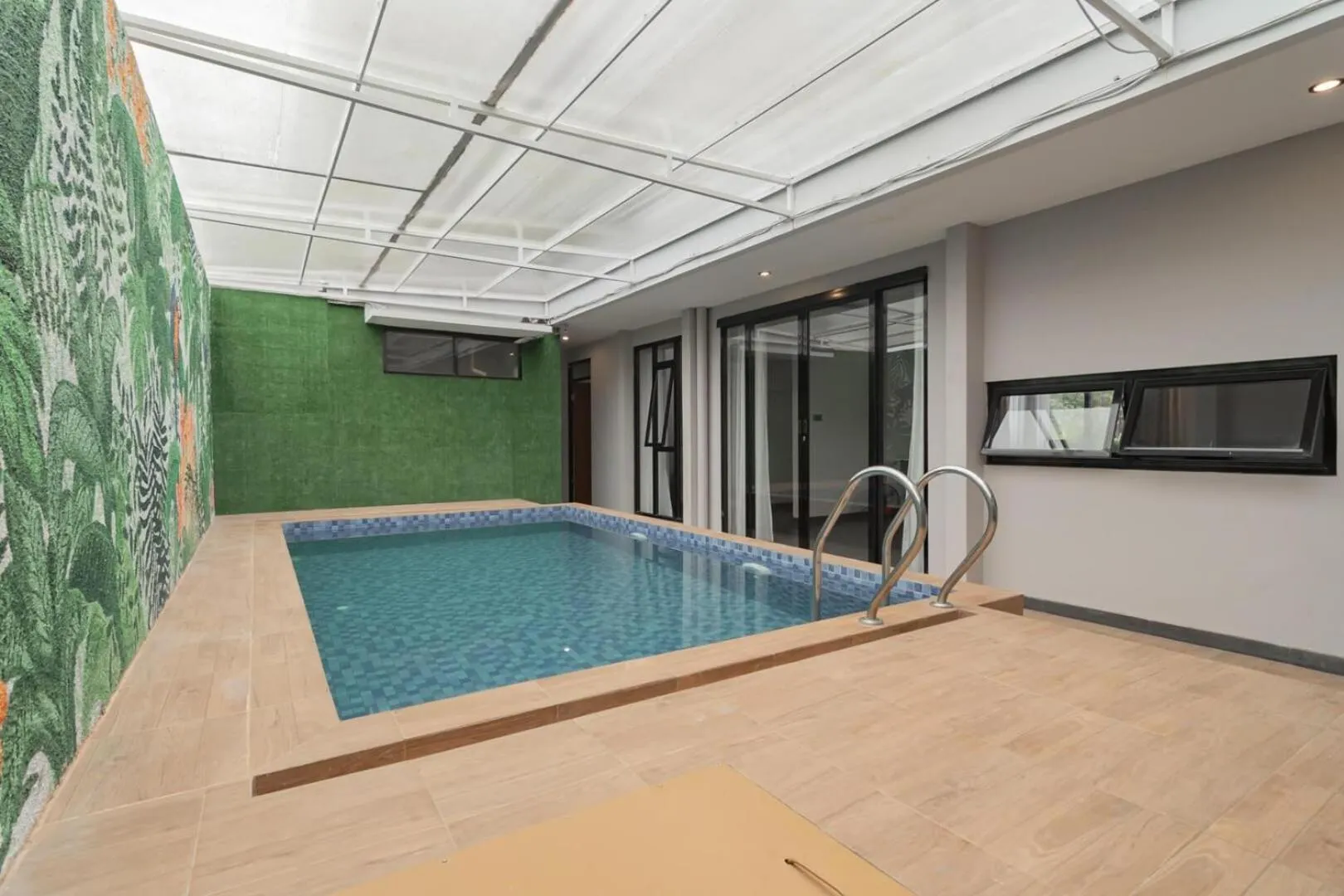 Swimming pool in RedDoorz Plus near Lembang Park & Zoo