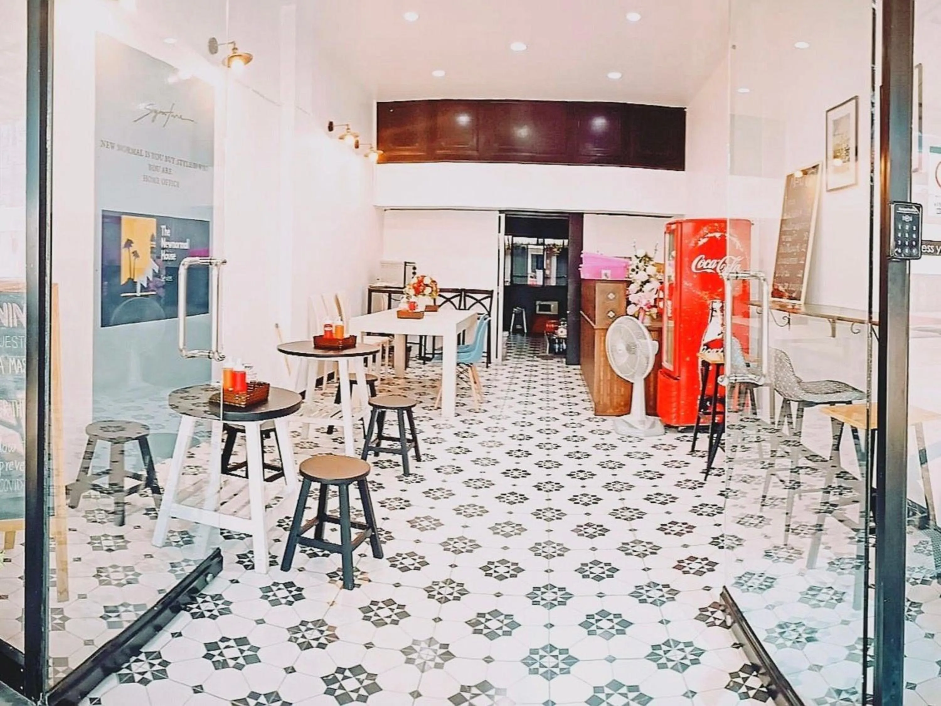 Restaurant/places to eat in Newnormal Hotel