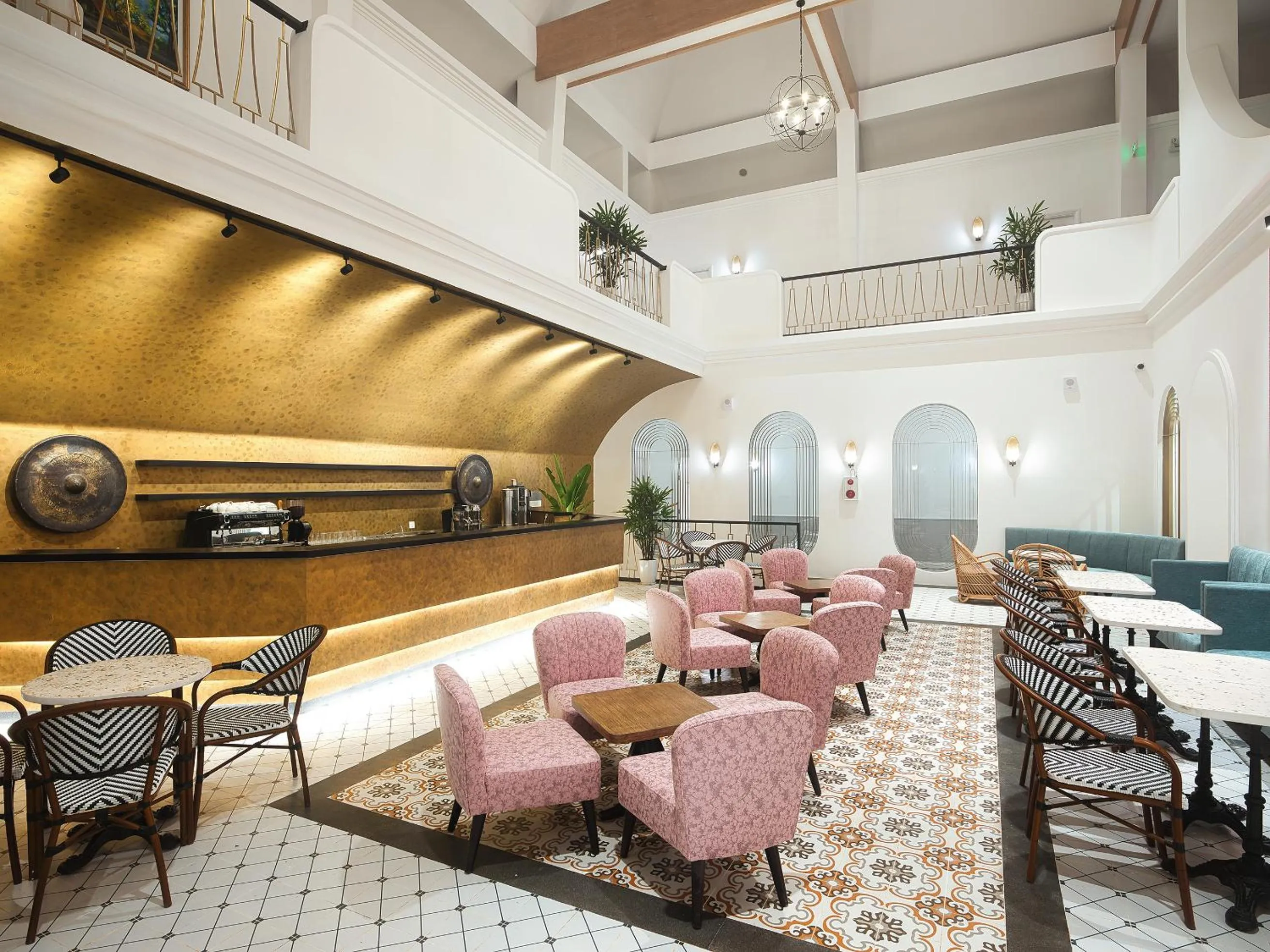 Lounge or bar in Golden Sun Hotel - Mangden