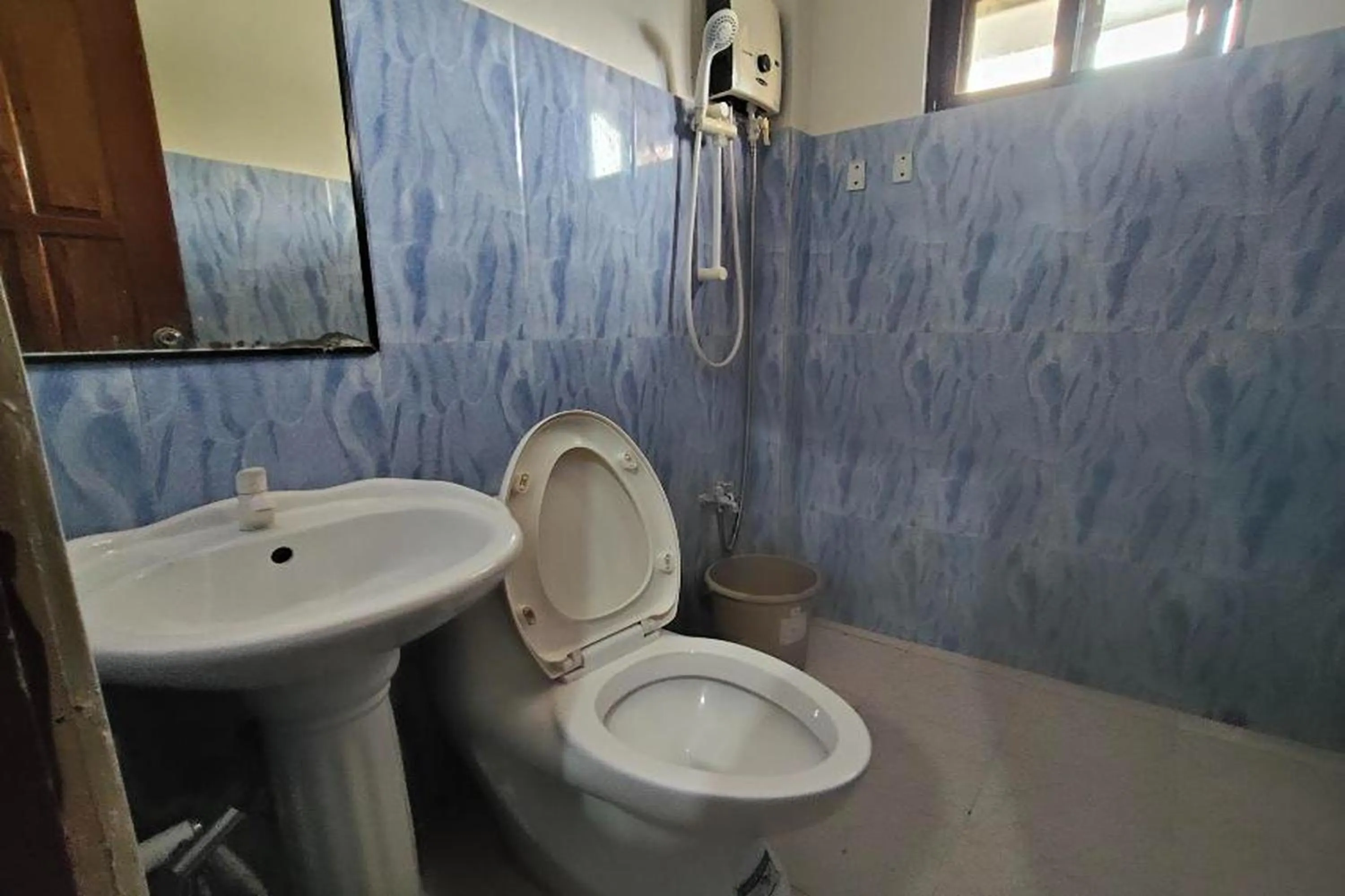 Toilet in RBR Hotel and Restaurant near Hundred Islands