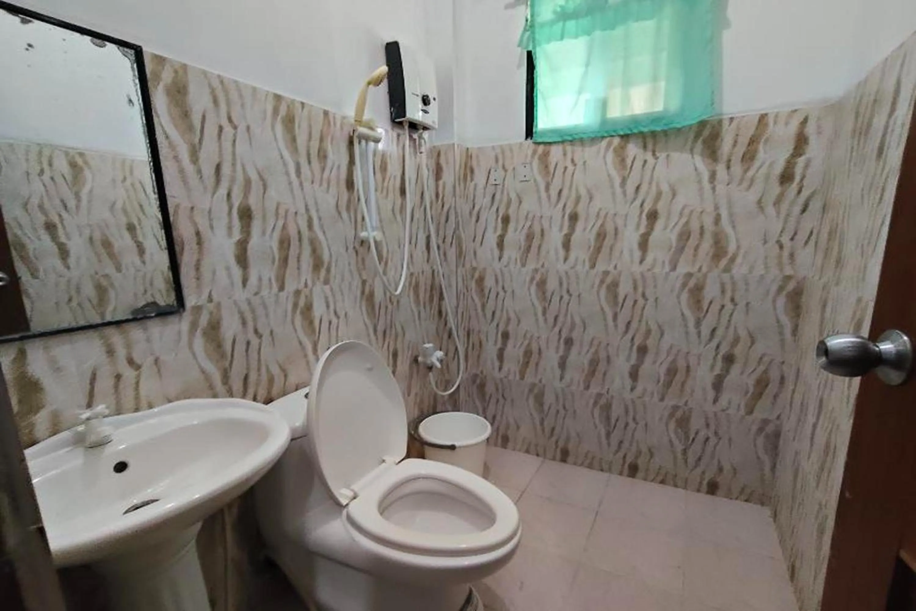 Shower in RBR Hotel and Restaurant near Hundred Islands