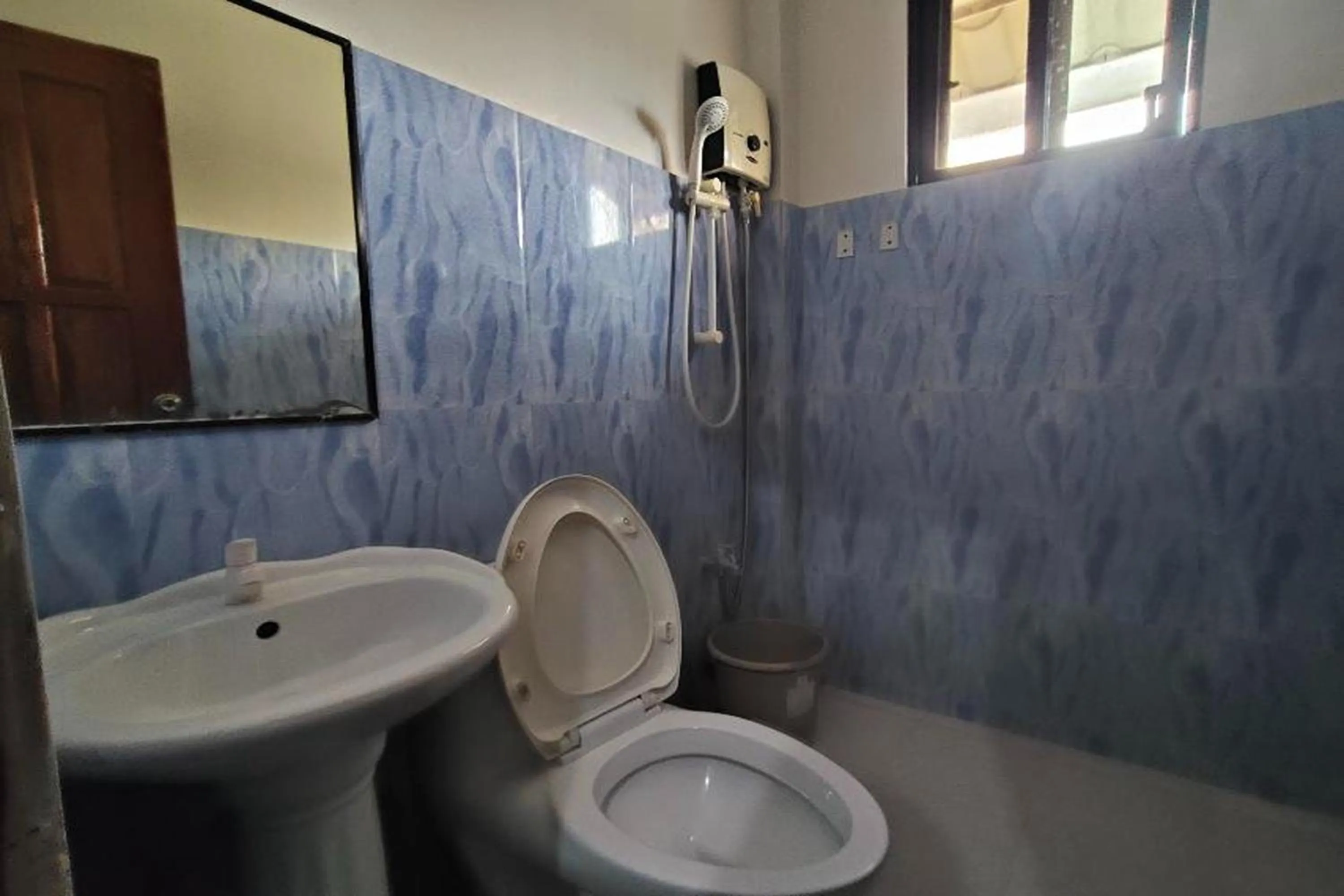 Toilet in RBR Hotel and Restaurant near Hundred Islands
