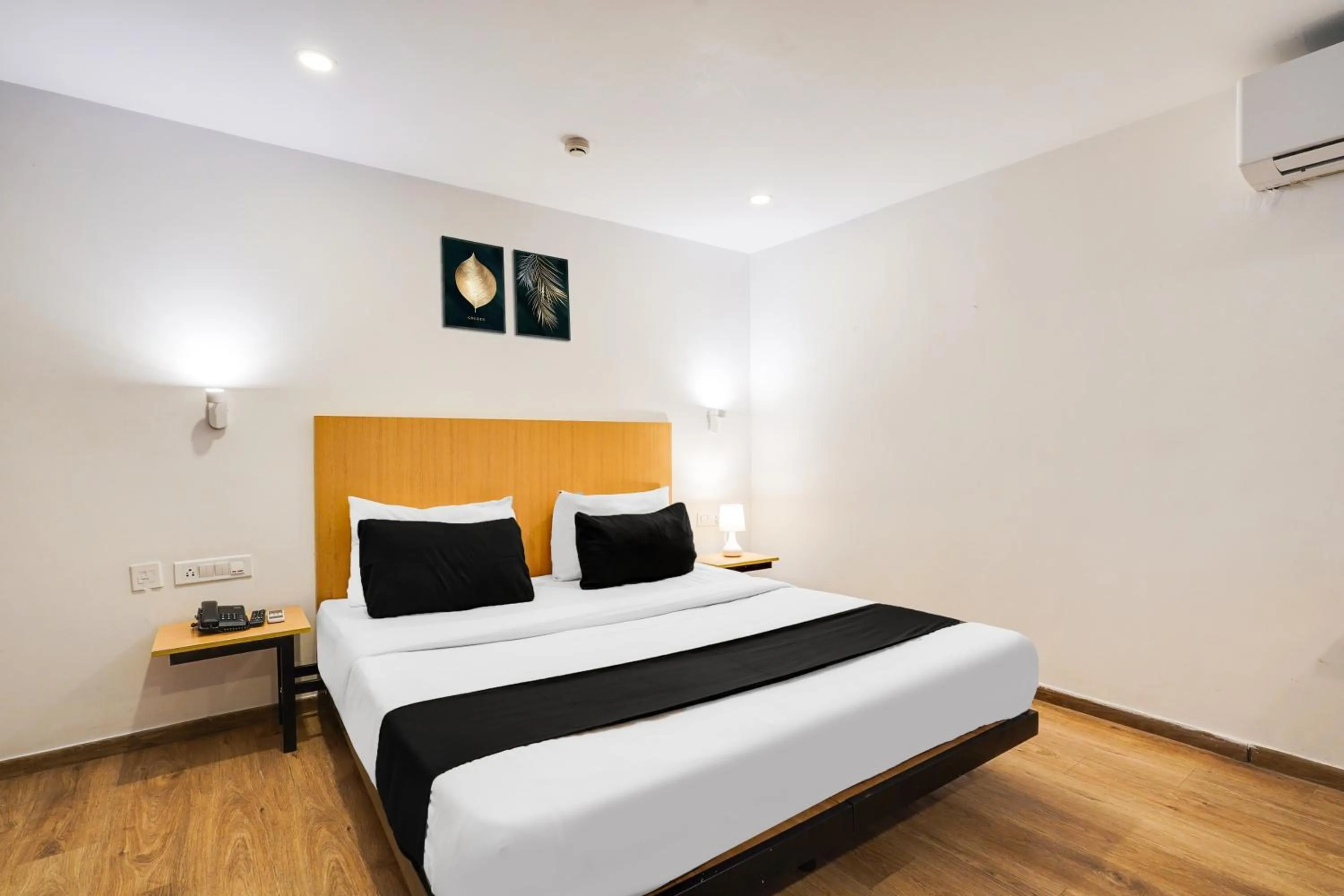 Bedroom in Super Townhouse Oak Indiranagar