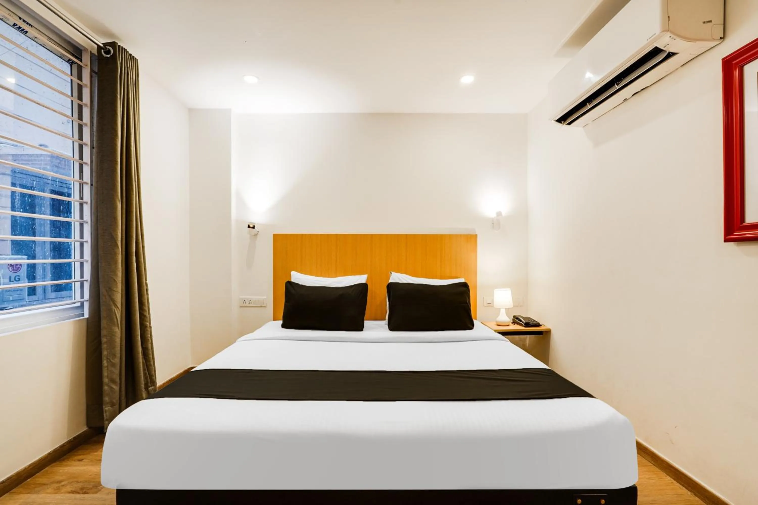 Bedroom in Super Townhouse Oak Indiranagar