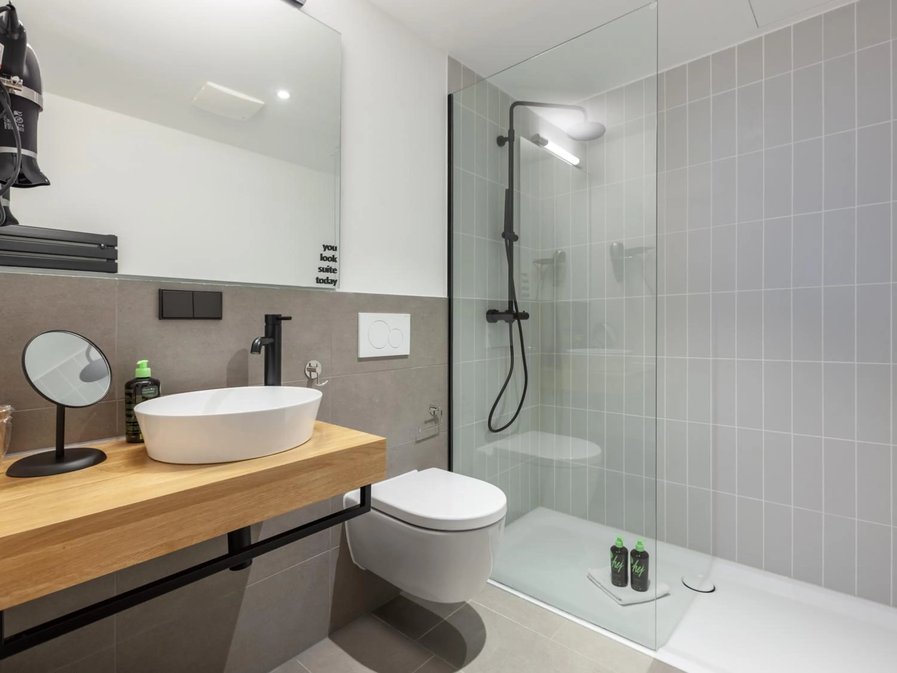 Shower in Limehome Bremen Hutfilterstraße