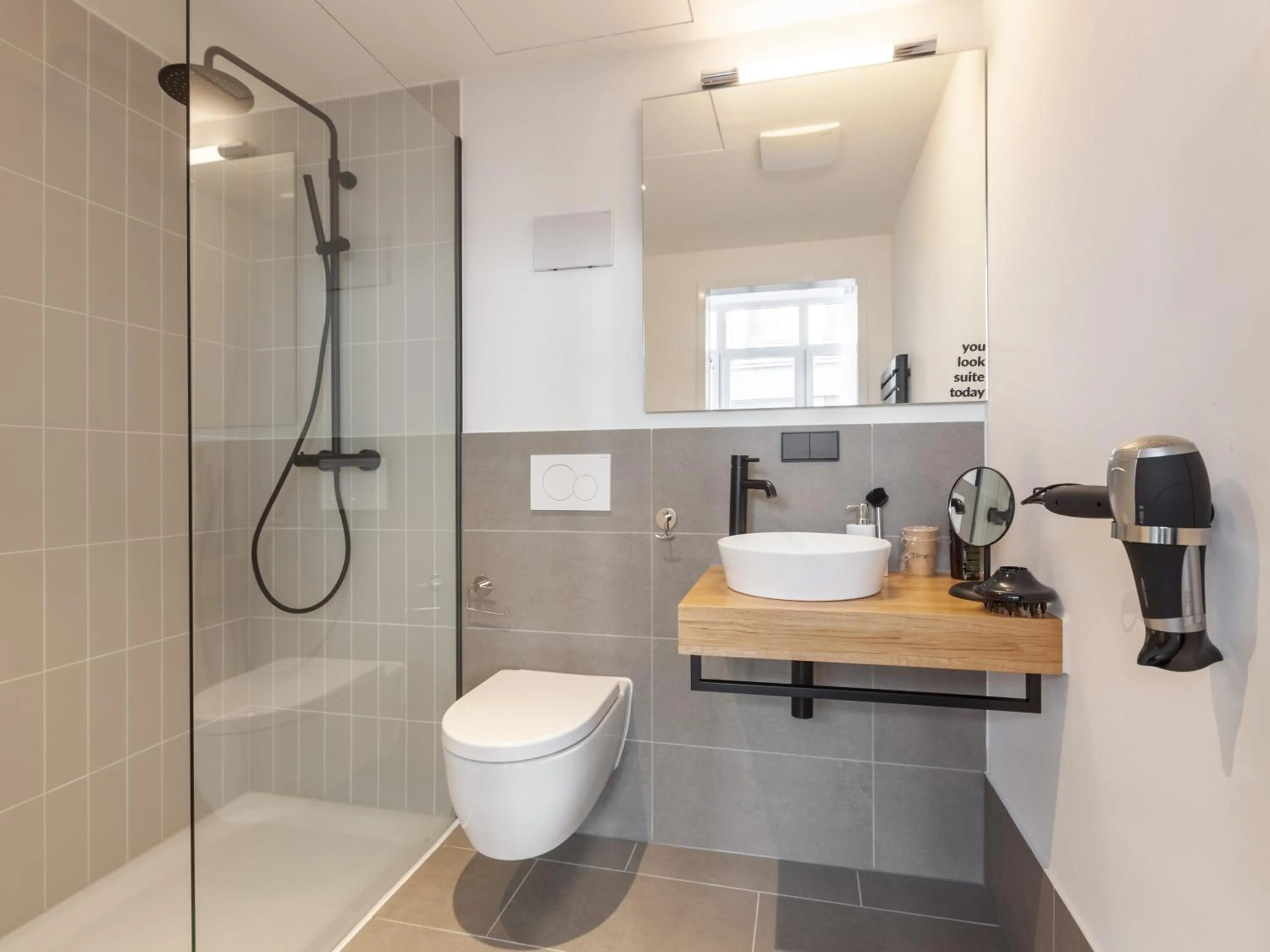 Shower in Limehome Bremen Hutfilterstraße