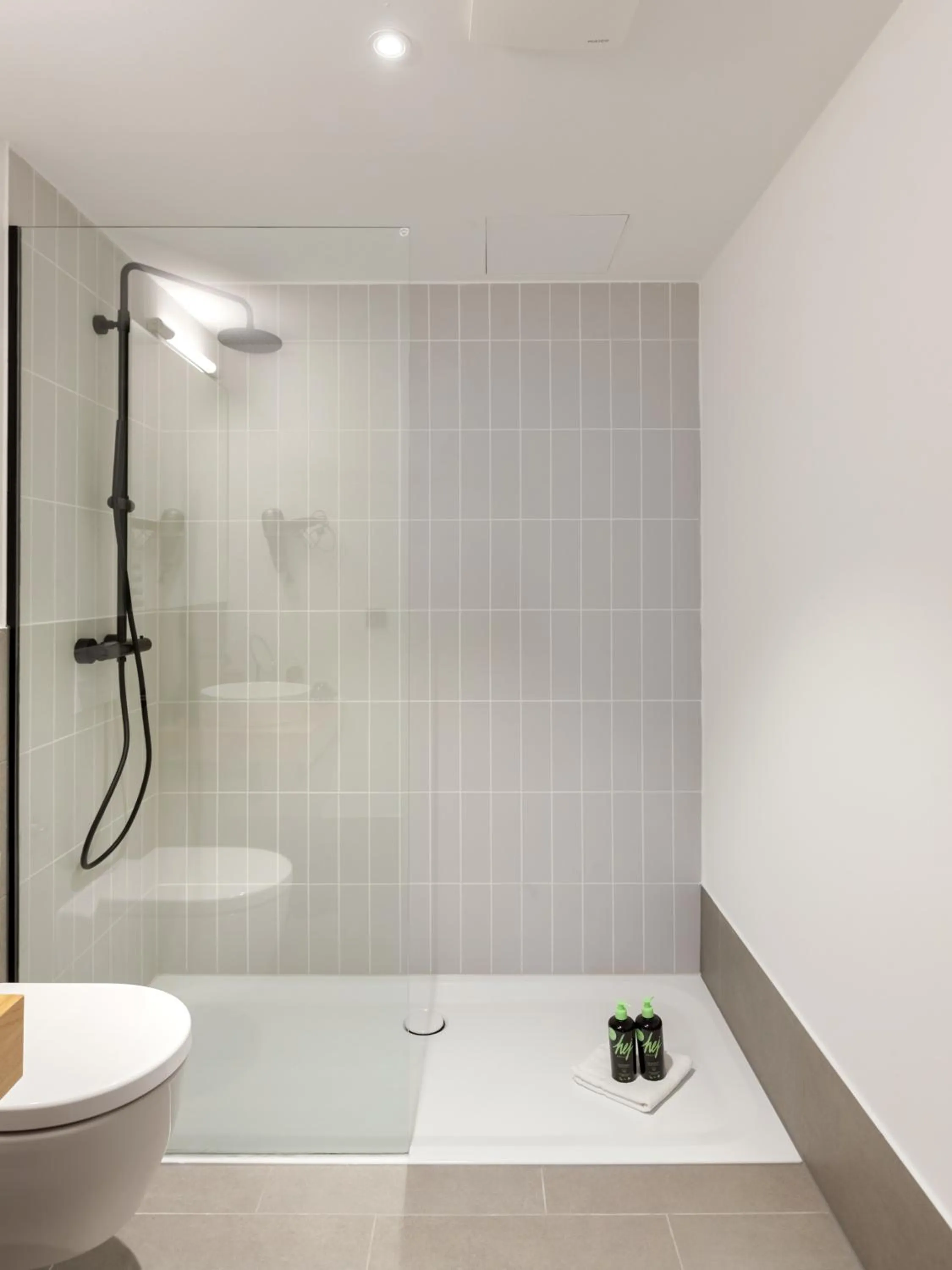 Shower in Limehome Bremen Hutfilterstraße