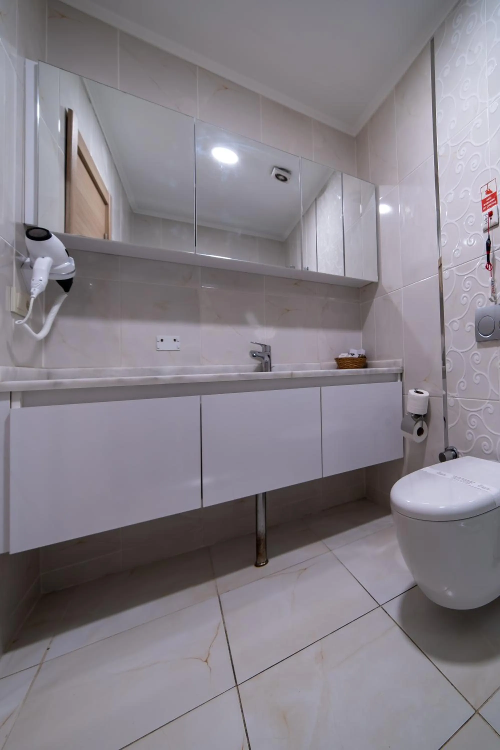 Shower in Mardy Suit Hotel