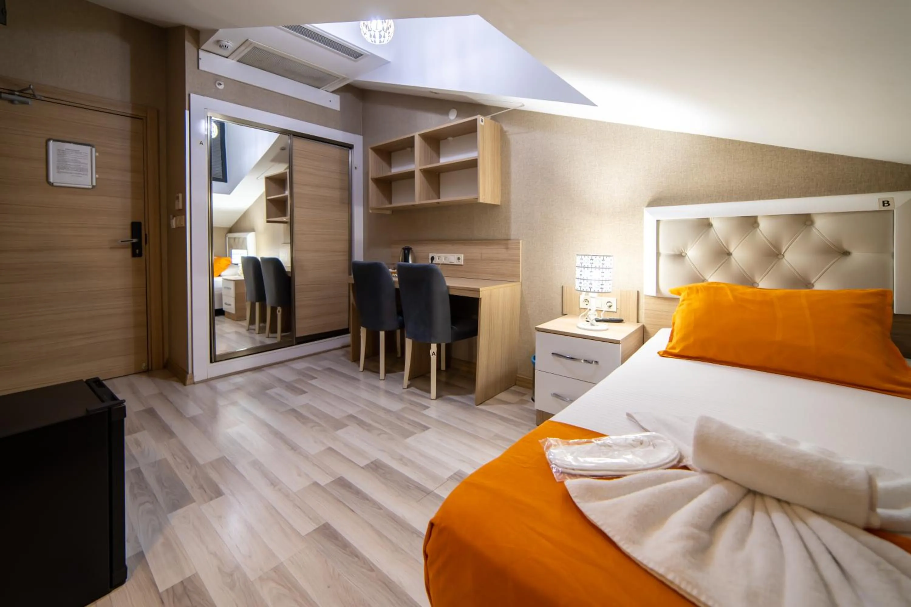 Photo of the whole room, Bed in Mardy Suit Hotel