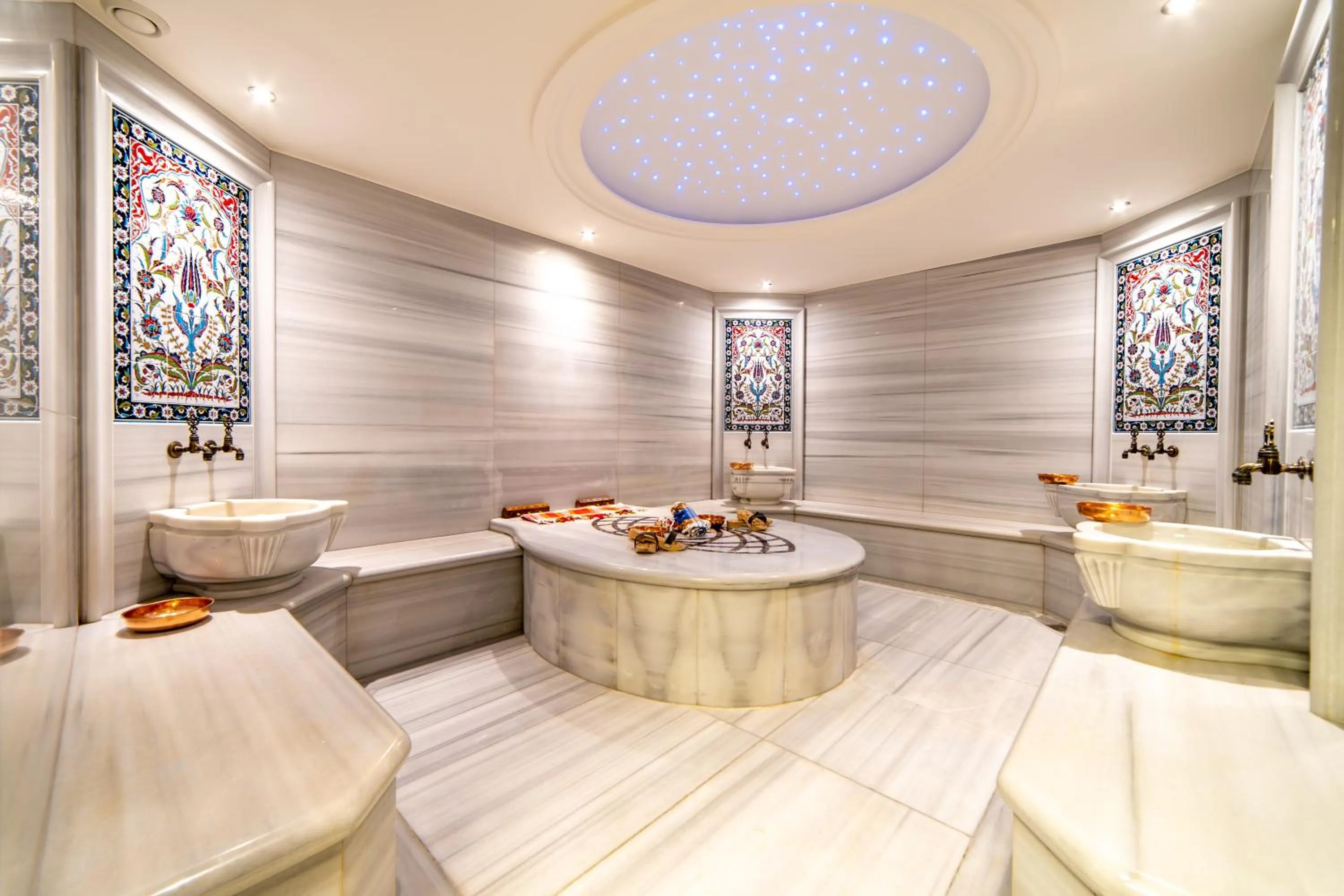 Public Bath in Mardy Suit Hotel