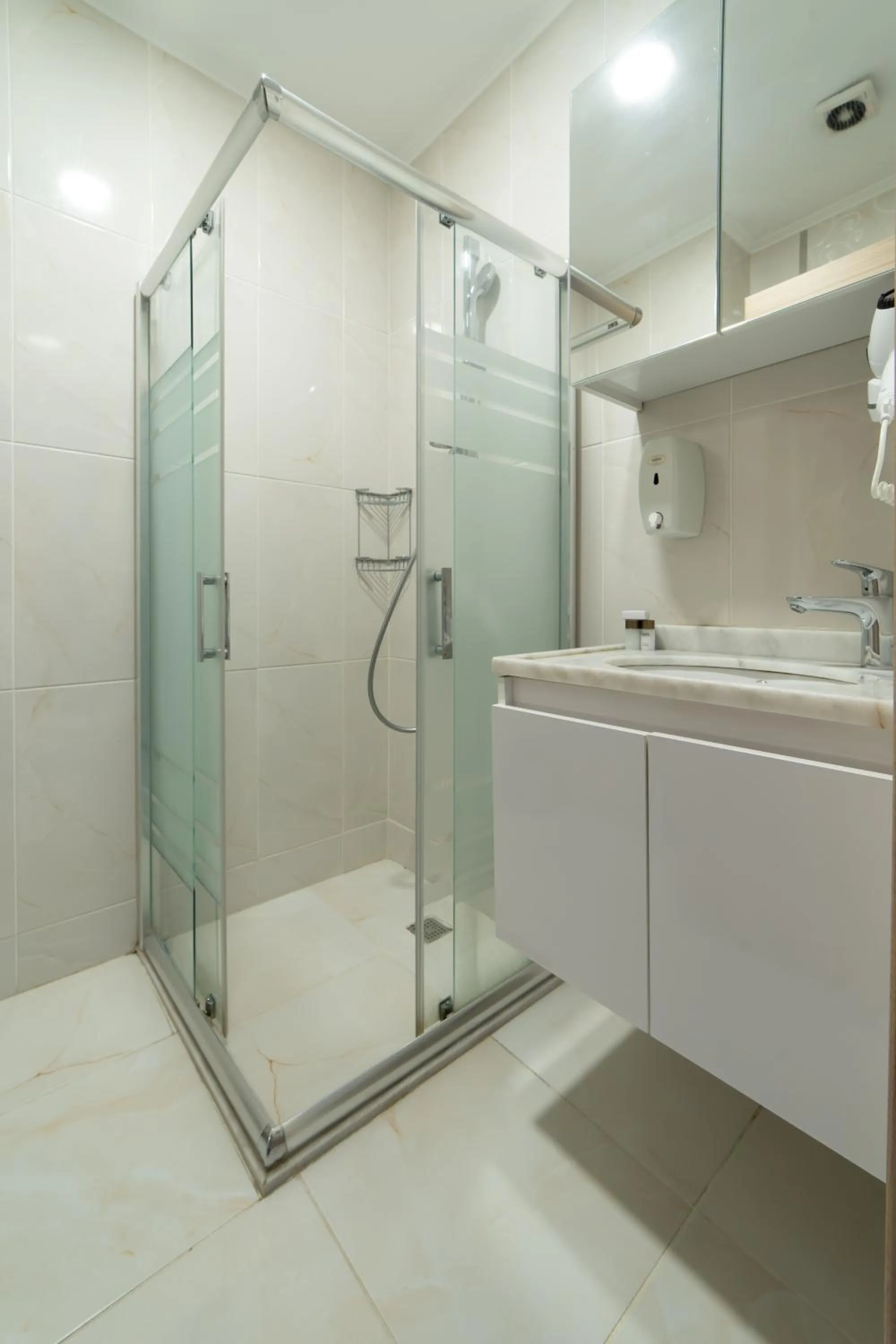 Shower in Mardy Suit Hotel