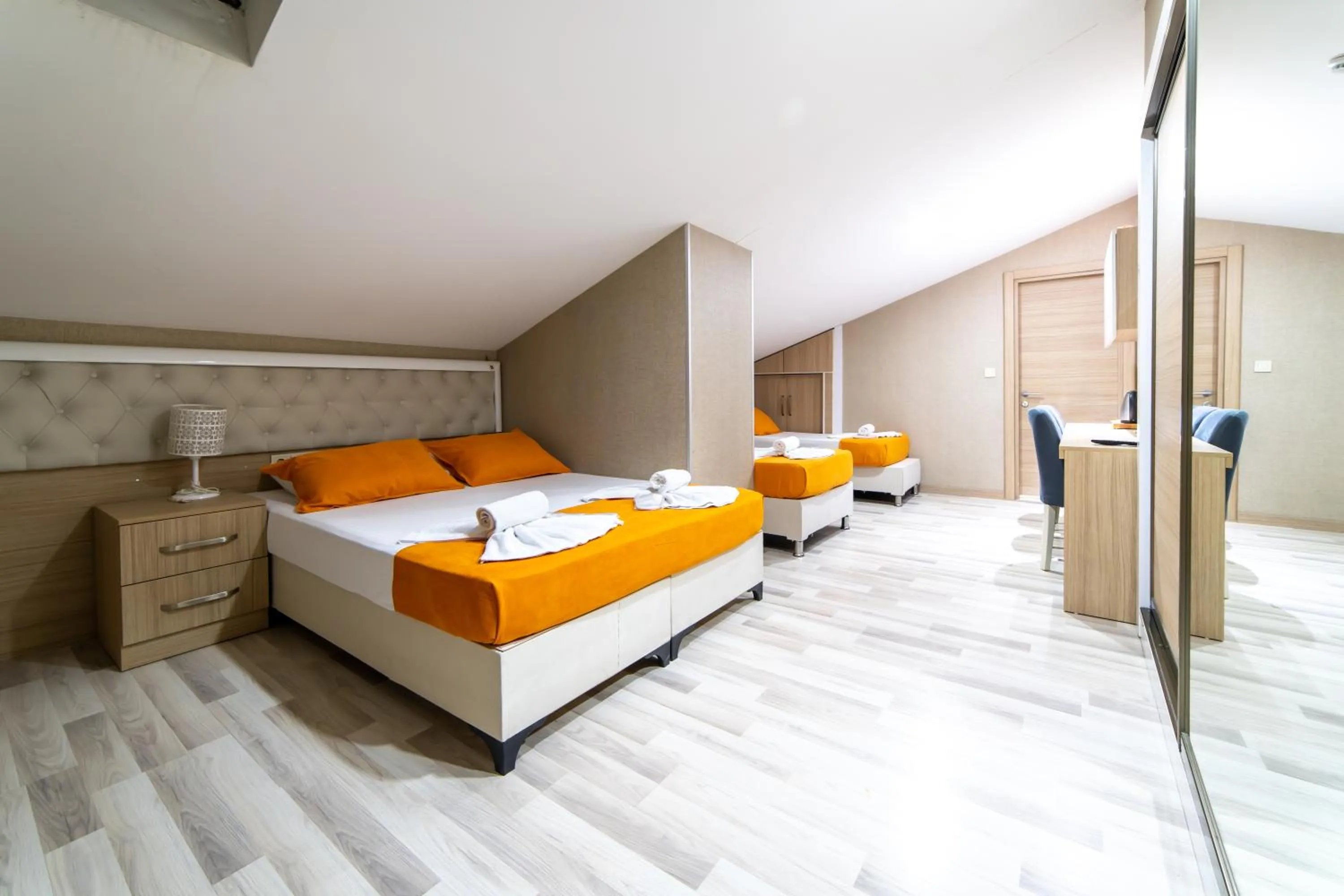 Bed in Mardy Suit Hotel