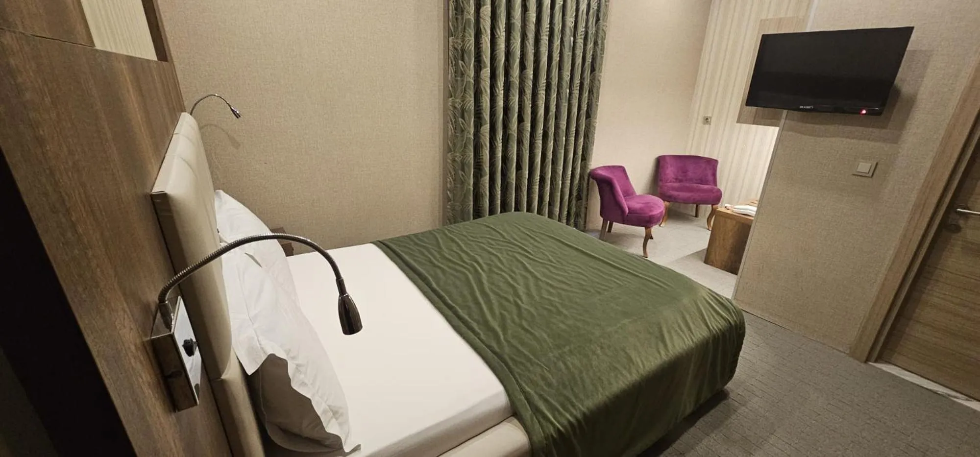 Bed in Mardy Suit Hotel