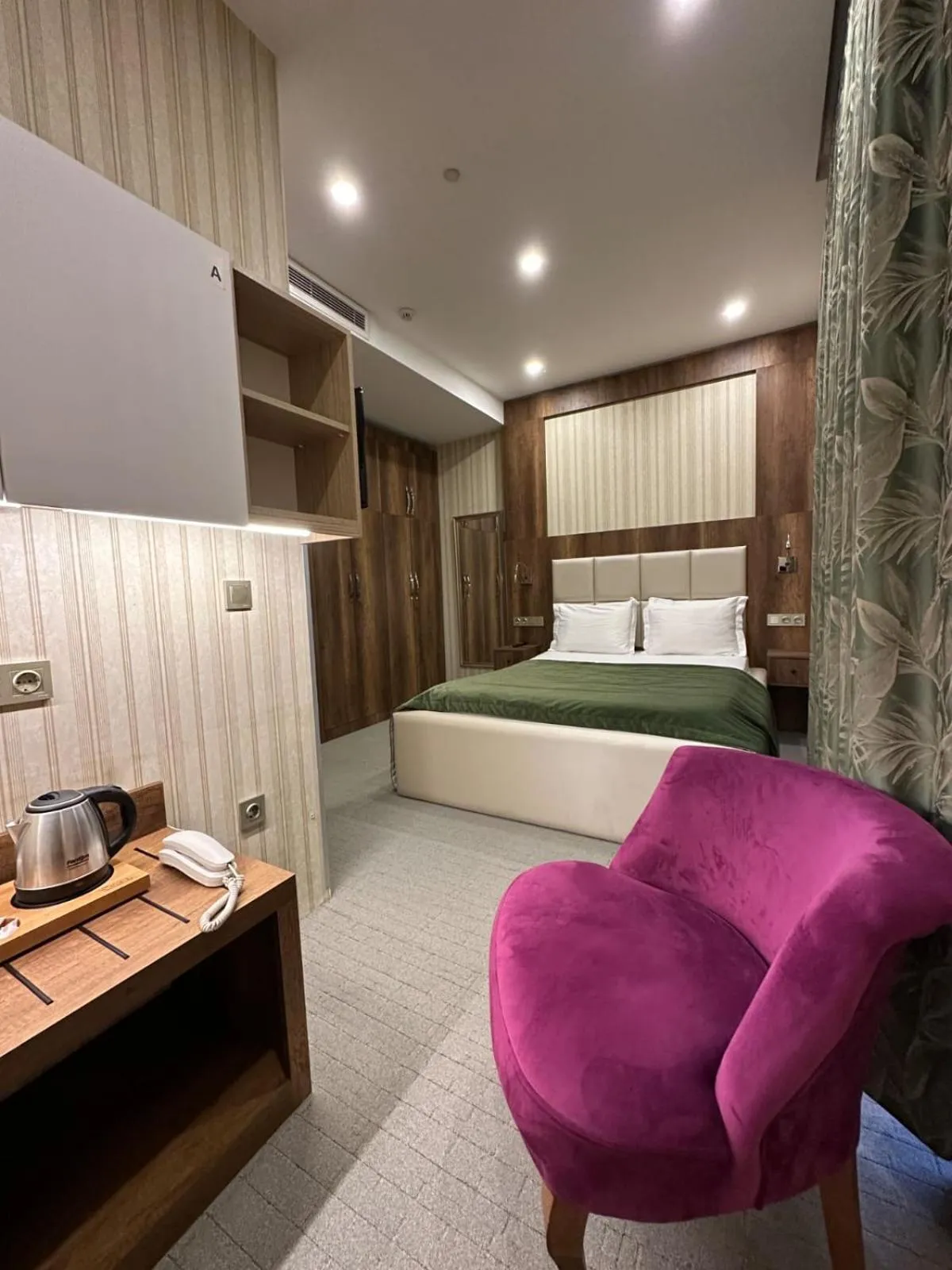 Bed in Mardy Suit Hotel