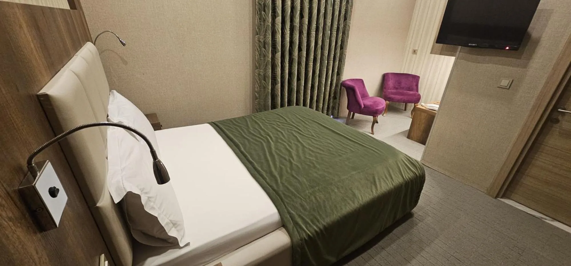 Bed in Mardy Suit Hotel