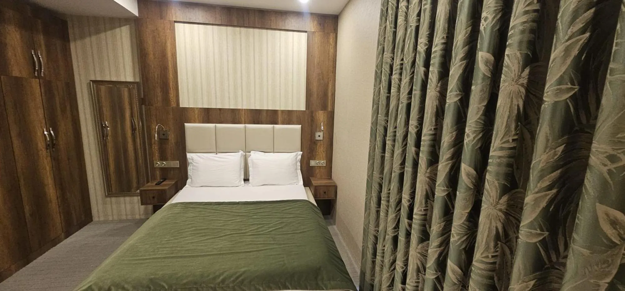 Bed in Mardy Suit Hotel