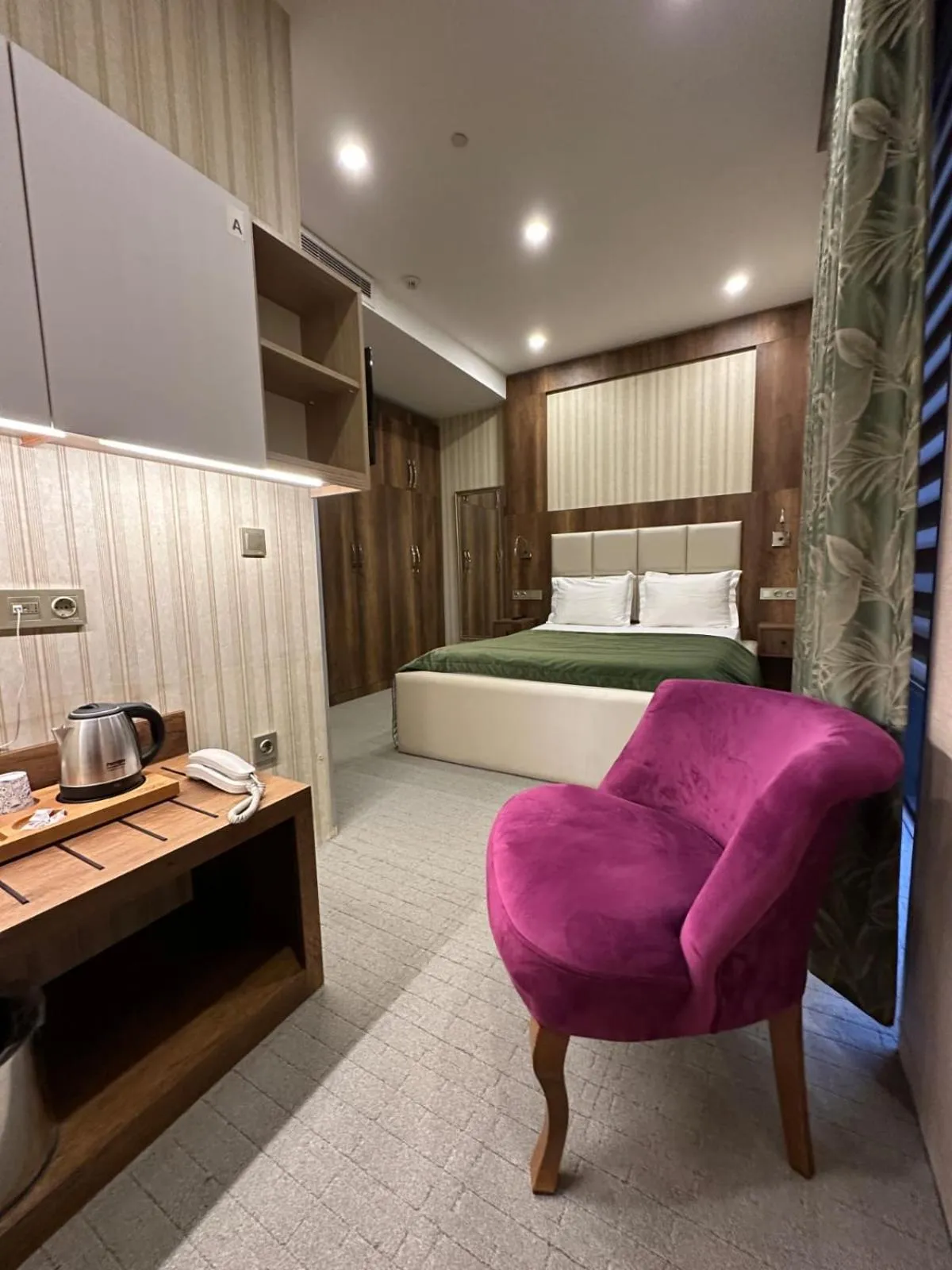 Bed in Mardy Suit Hotel