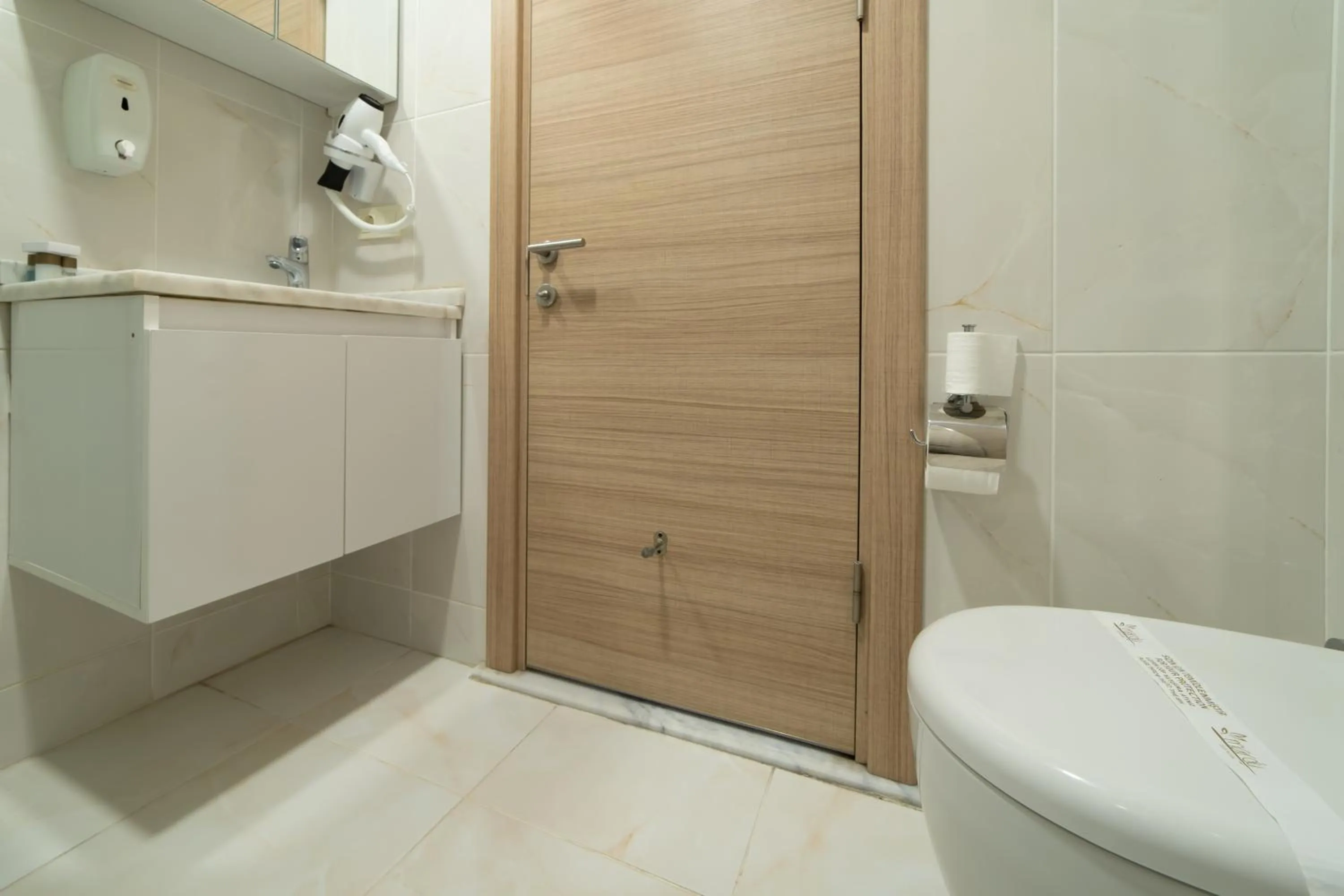 Shower in Mardy Suit Hotel