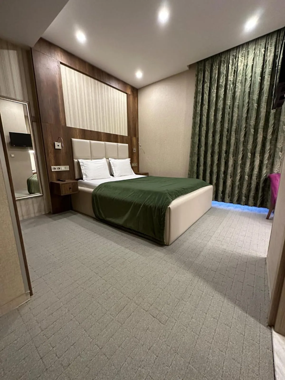 Bed in Mardy Suit Hotel