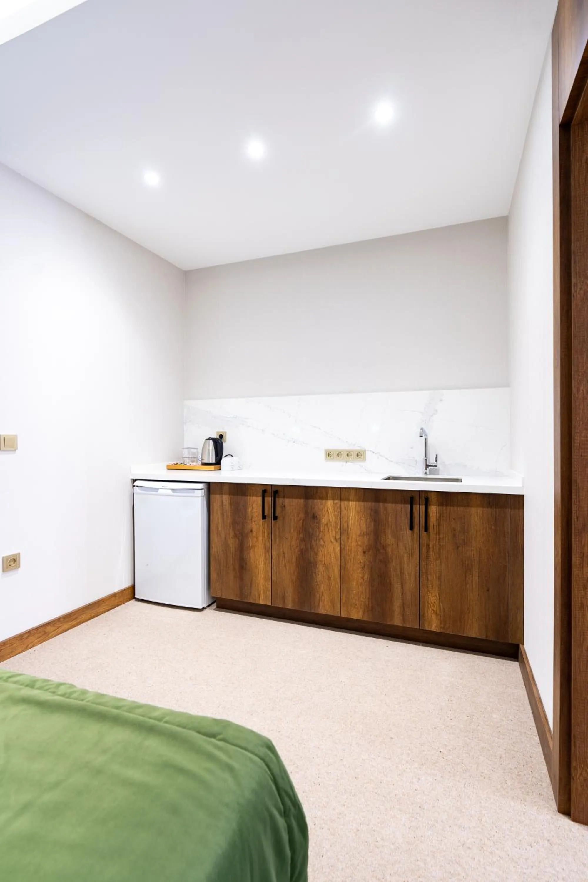 Kitchen or kitchenette, Bed in Mardy Suit Hotel