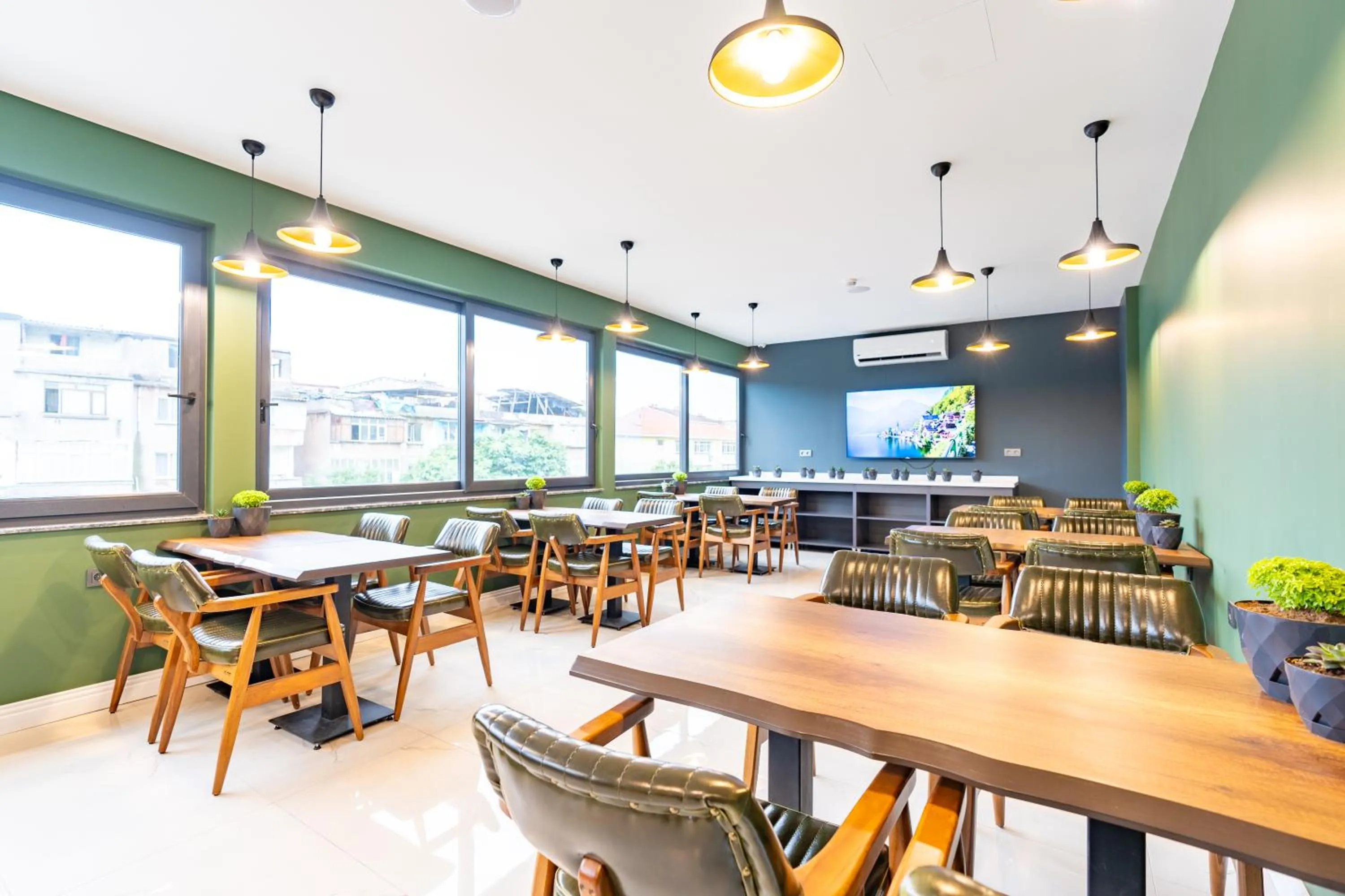 Restaurant/places to eat in Mardy Suit Hotel