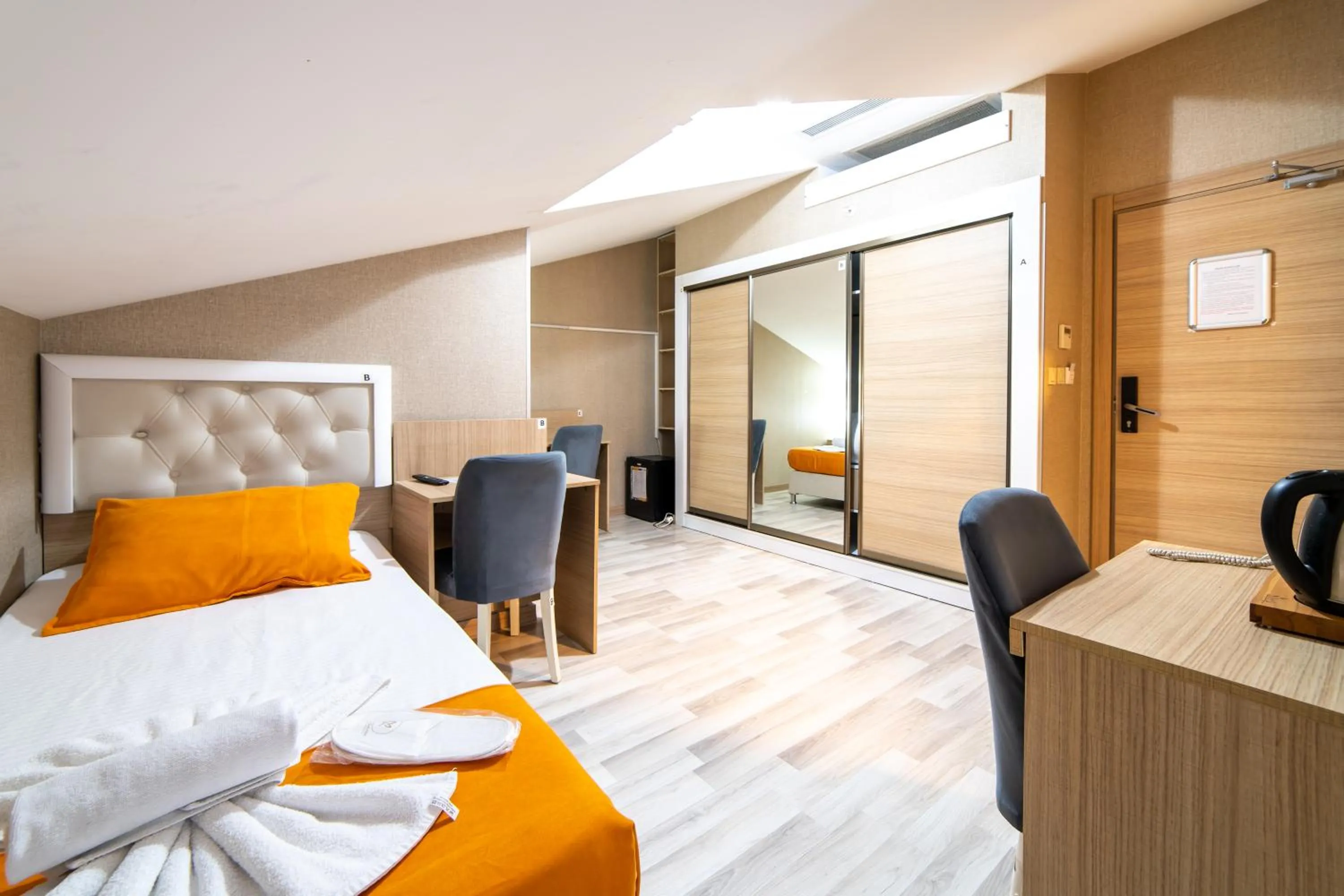 Bed in Mardy Suit Hotel