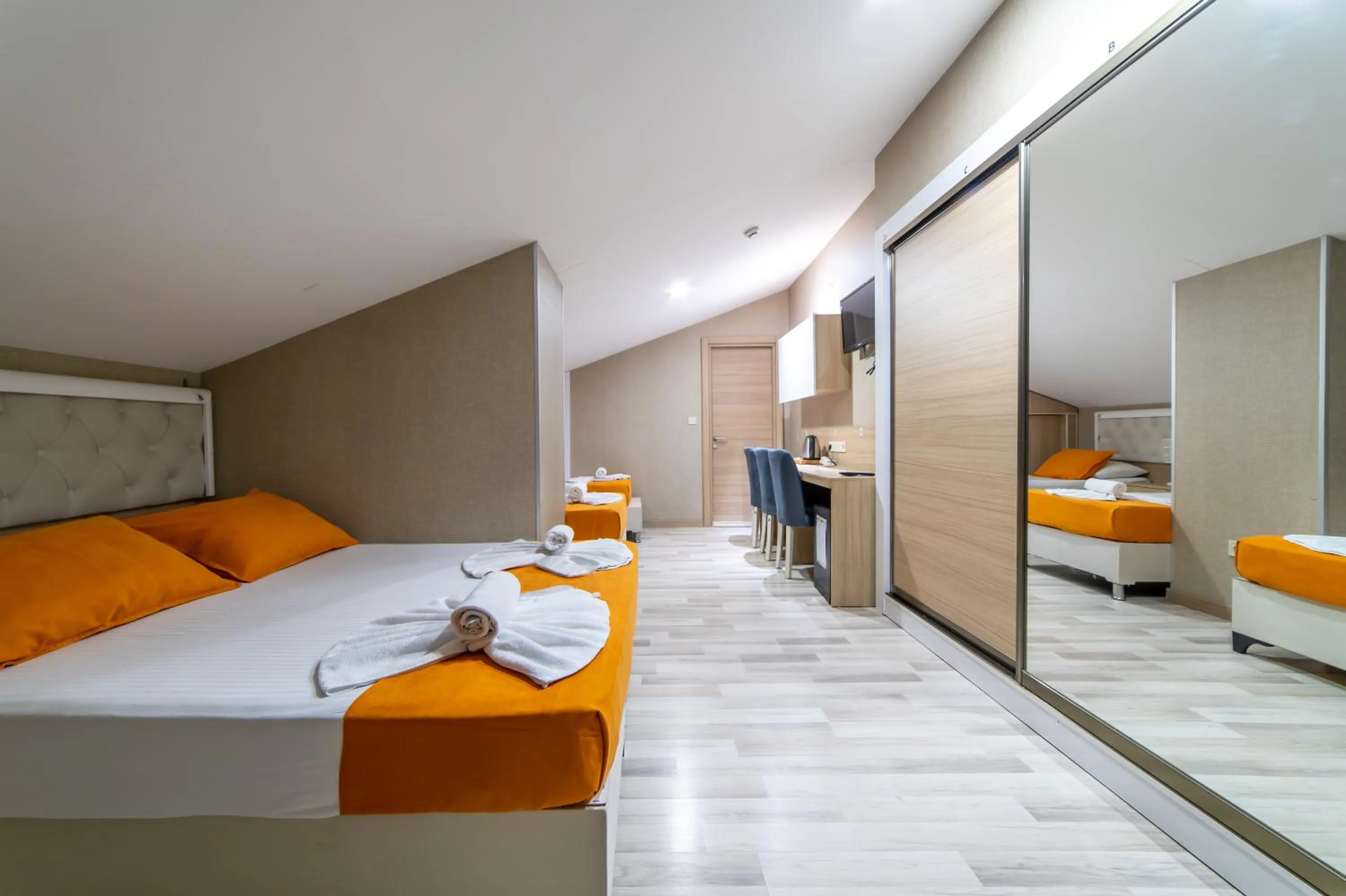 TV and multimedia, Bed in Mardy Suit Hotel