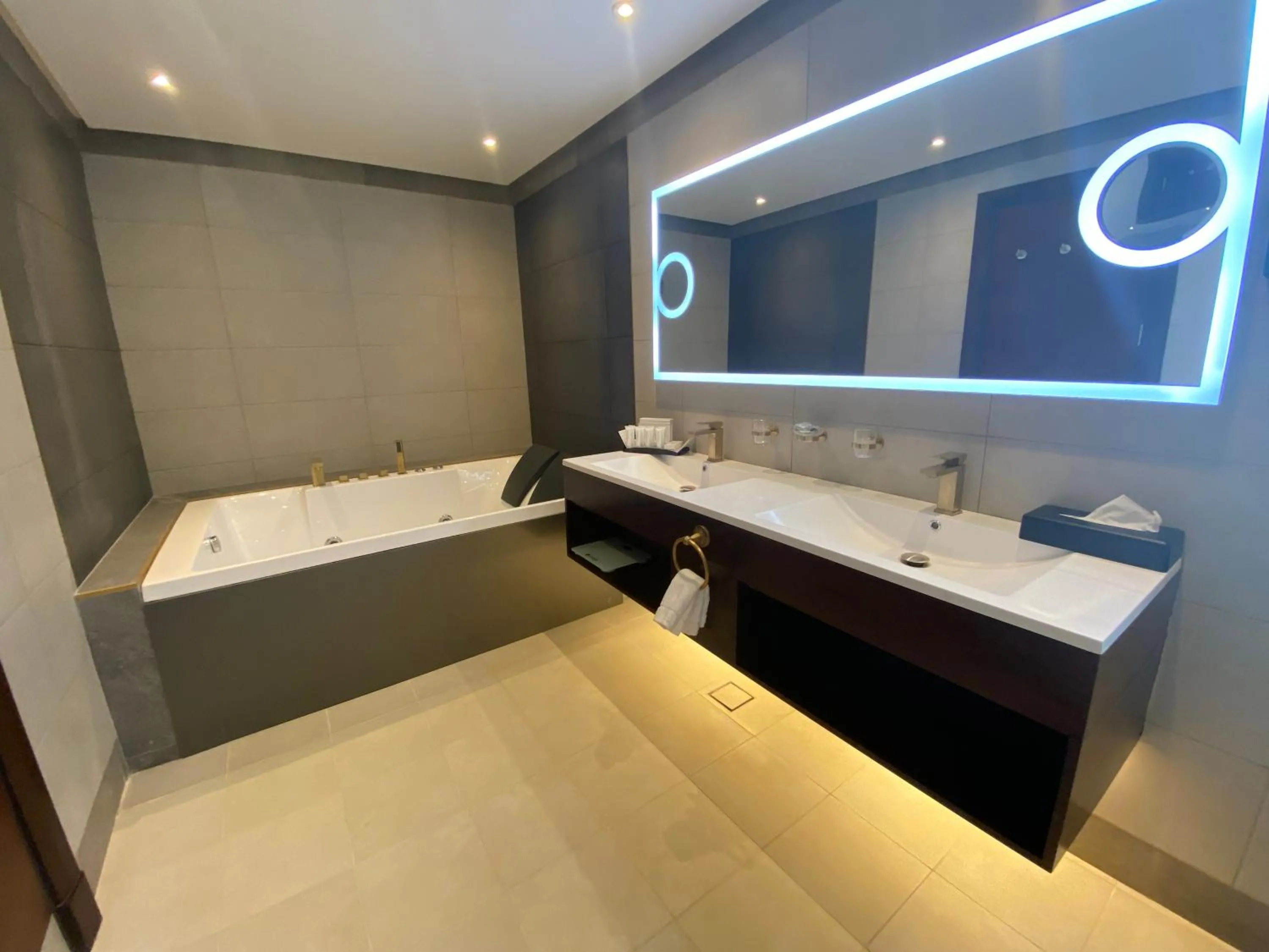 Bathroom in Velar Inn Hotel