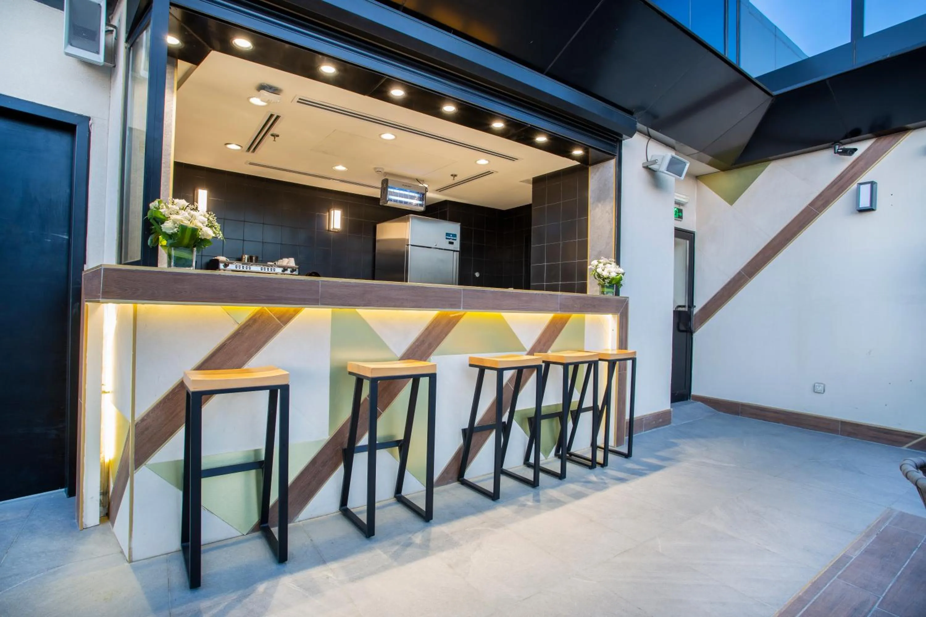 Restaurant/places to eat in Velar Inn Hotel