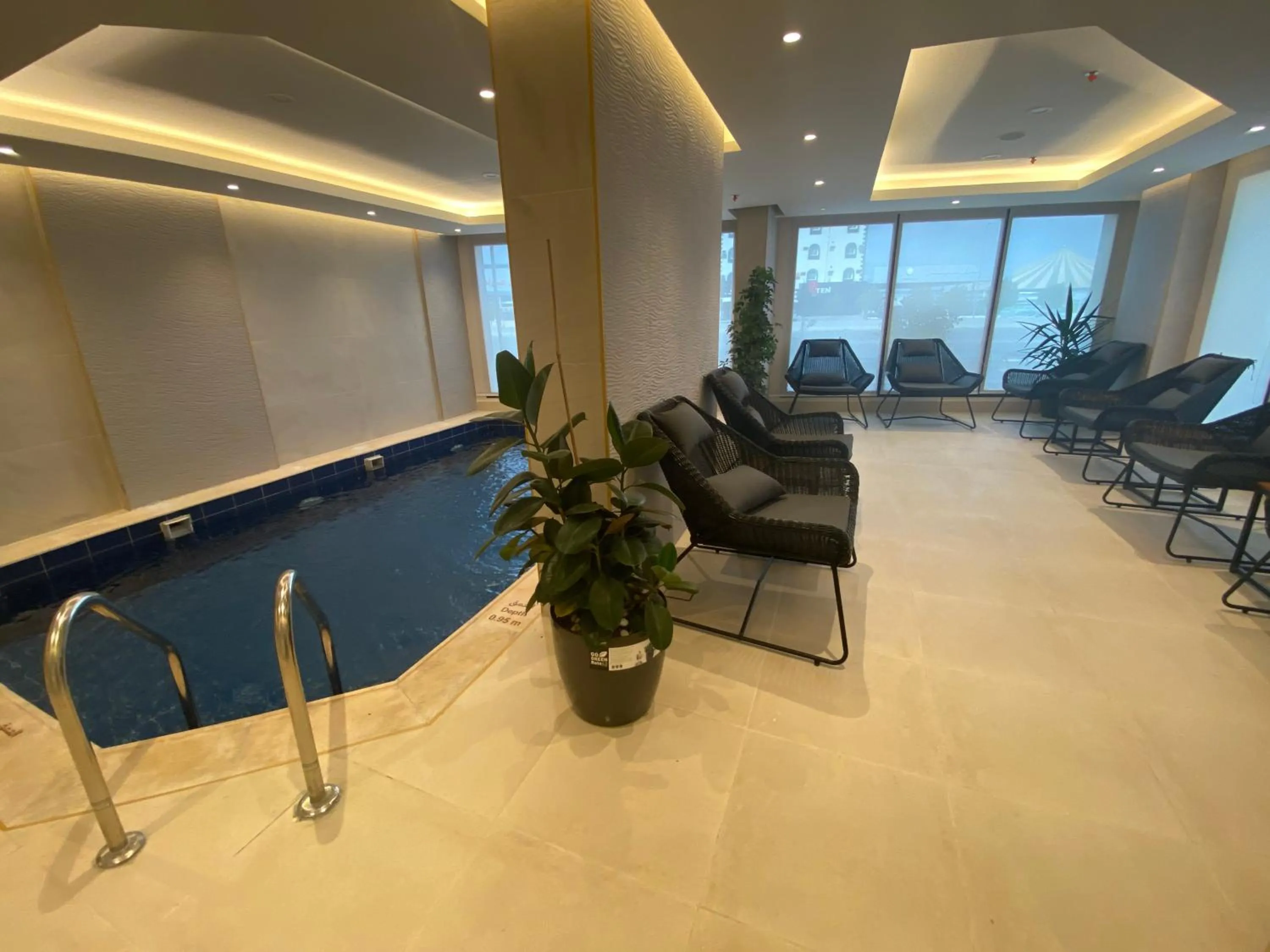 Swimming pool in Velar Inn Hotel