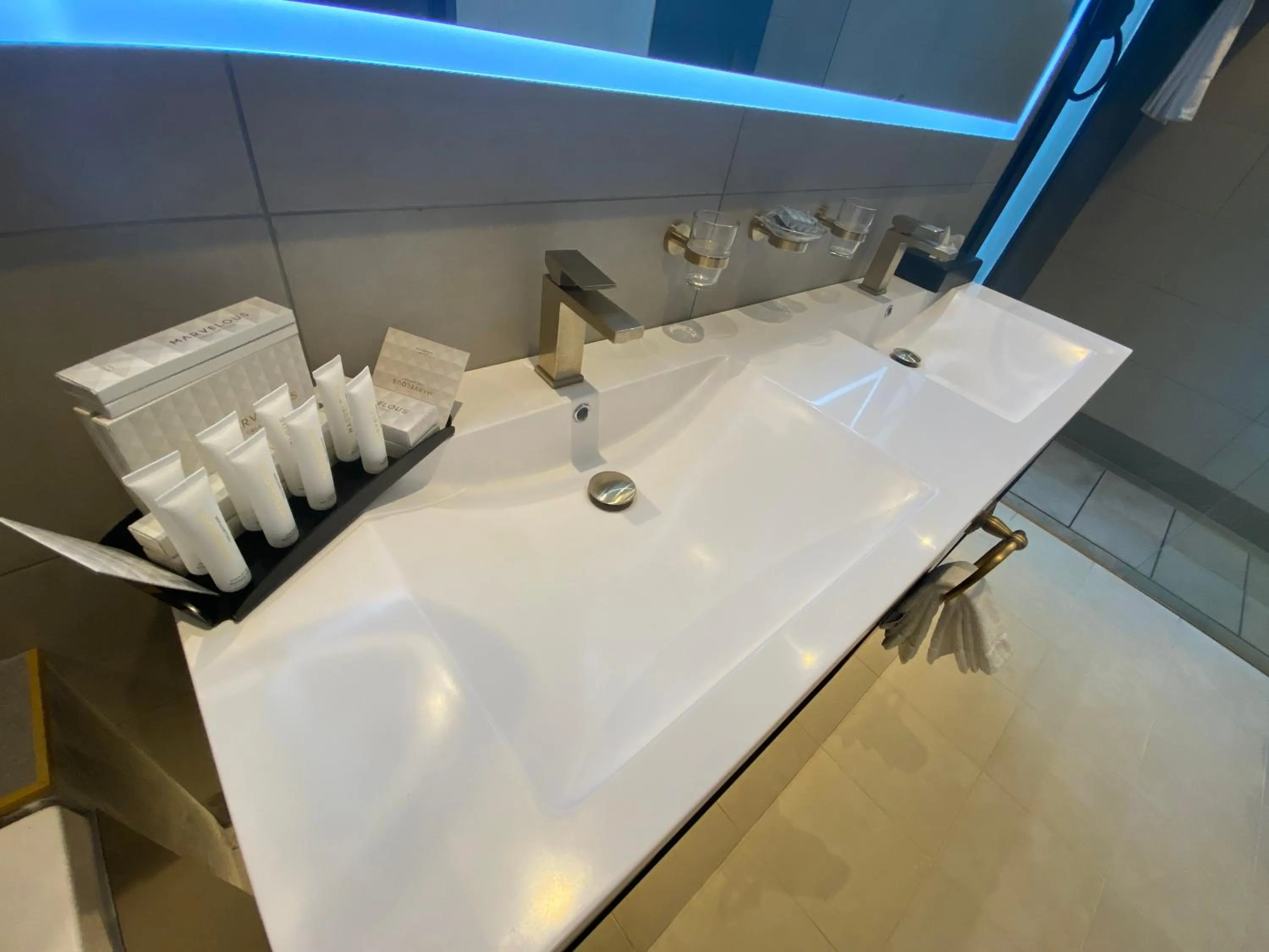 Bathroom in Velar Inn Hotel