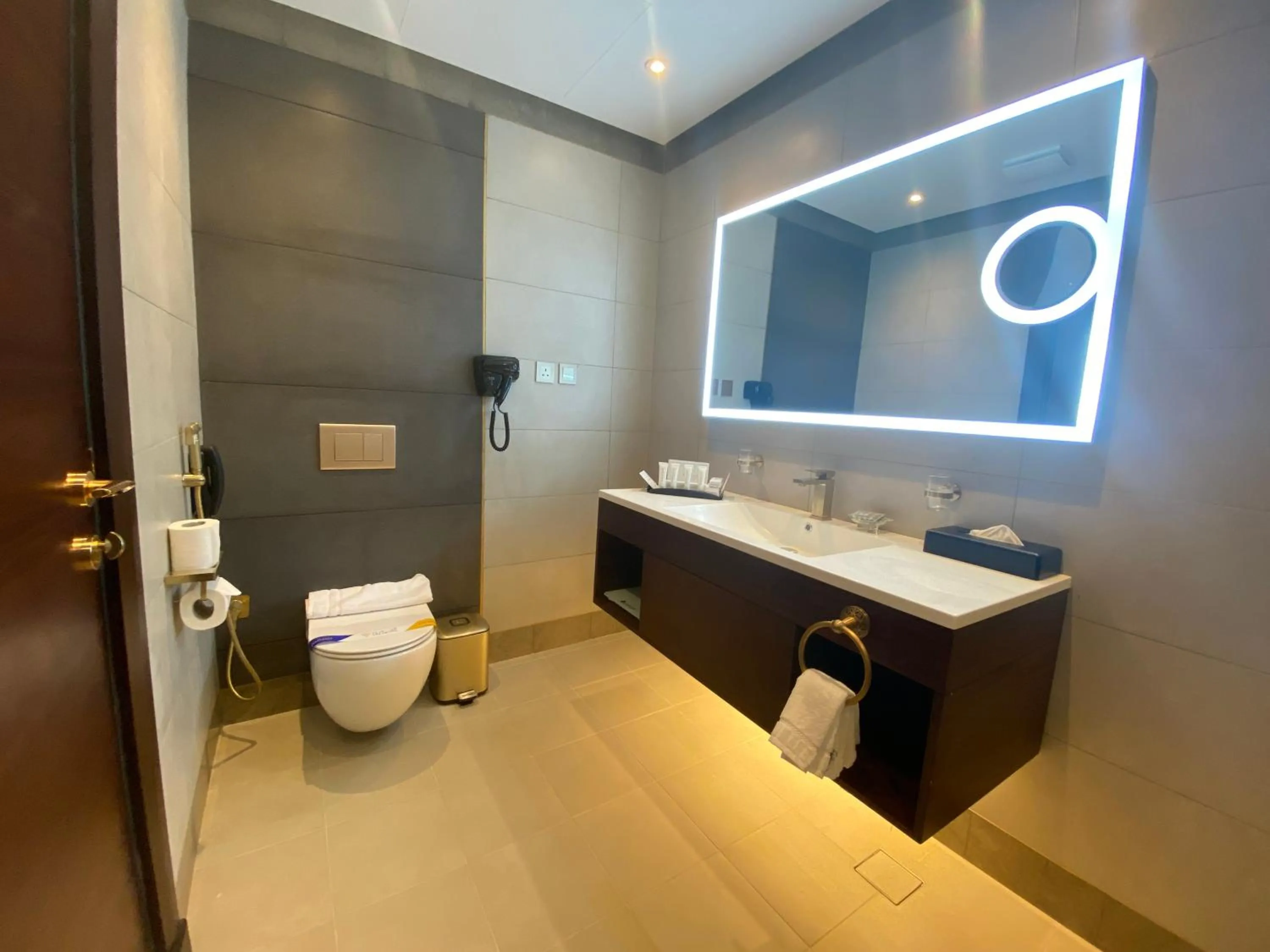 Bathroom in Velar Inn Hotel