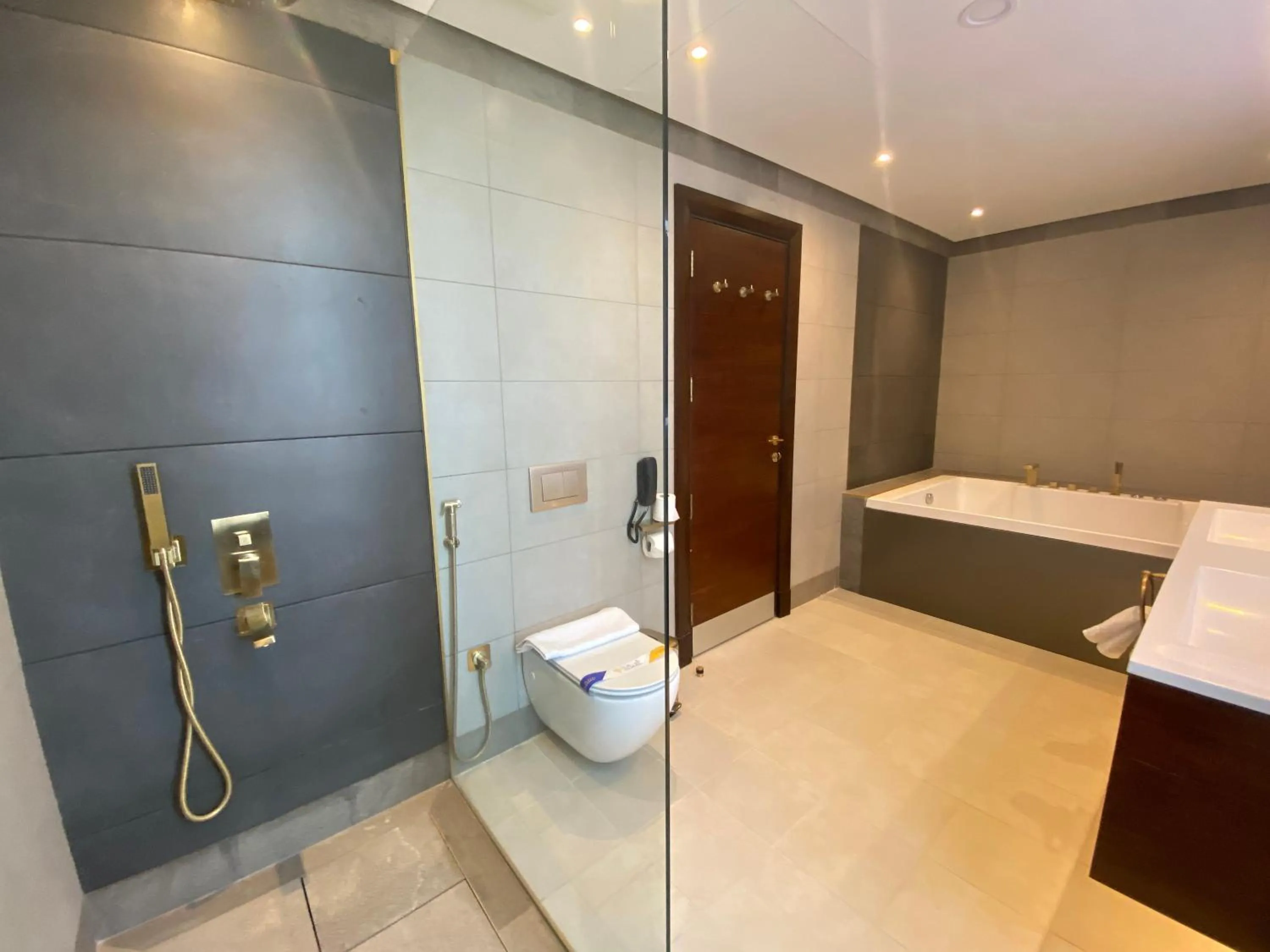 Bathroom in Velar Inn Hotel