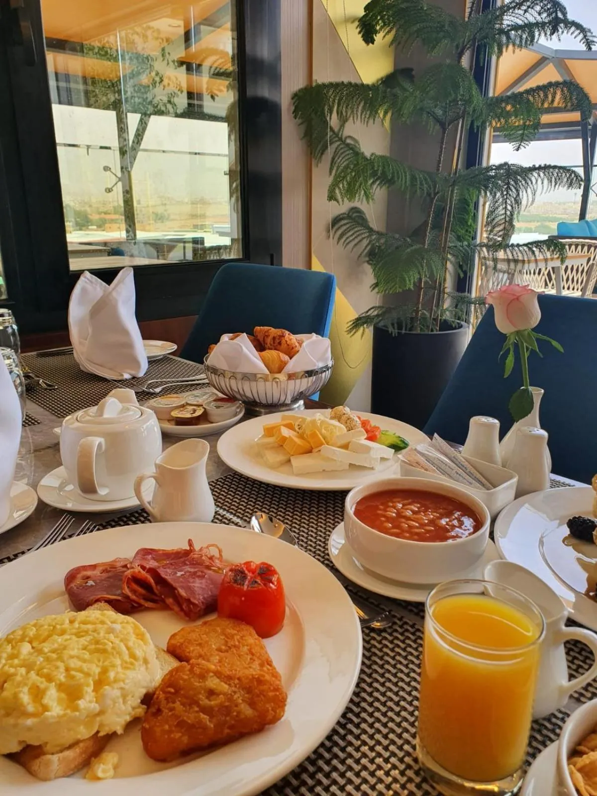 Restaurant/places to eat in Velar Inn Hotel