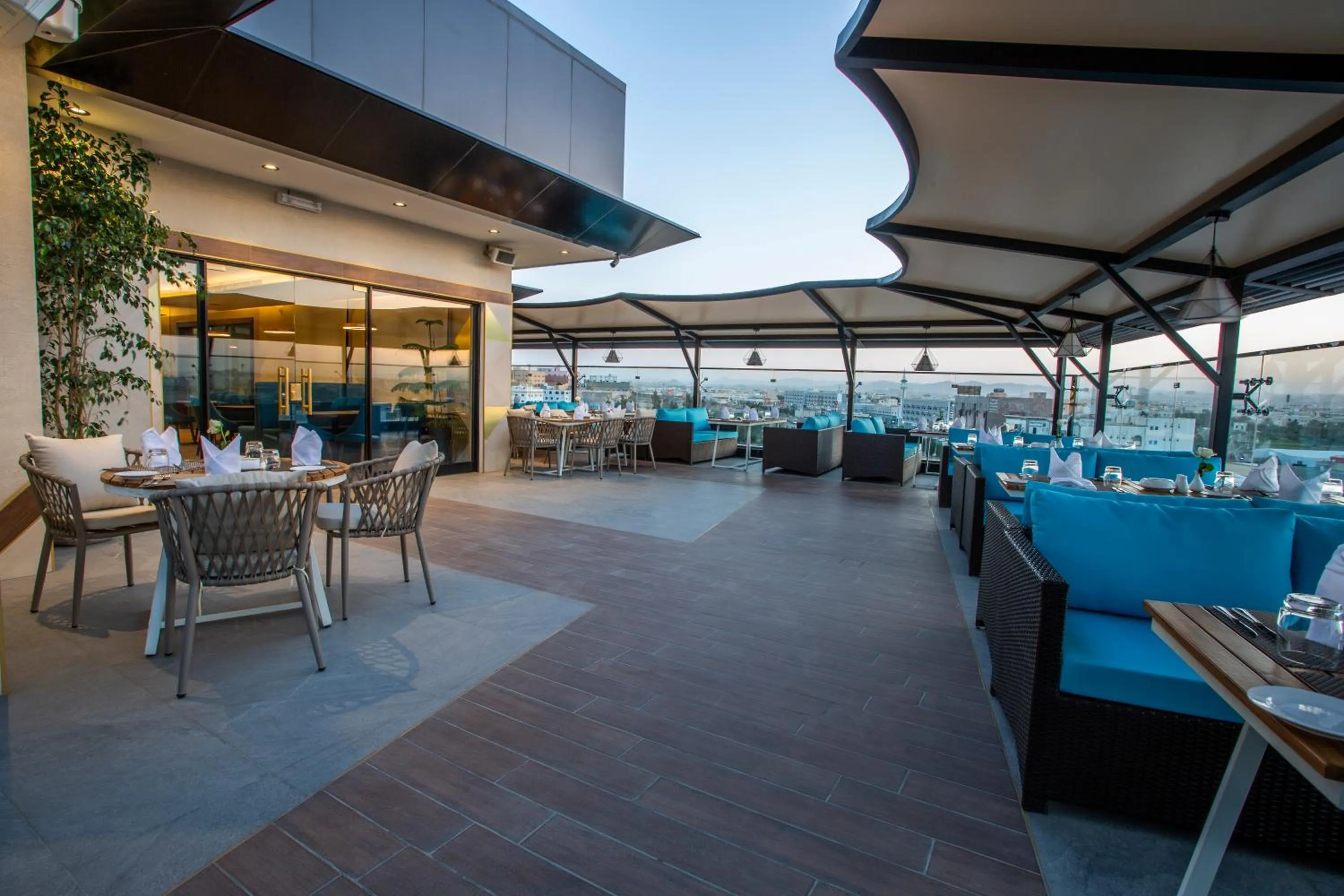 Restaurant/places to eat in Velar Inn Hotel