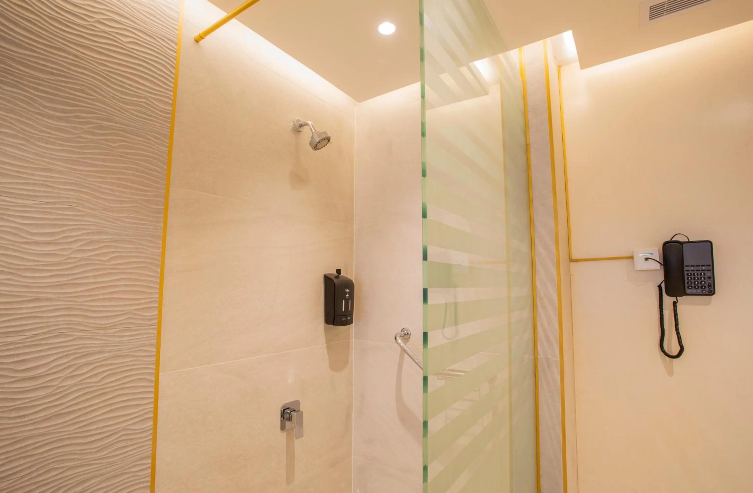 Hot Tub in Velar Inn Hotel