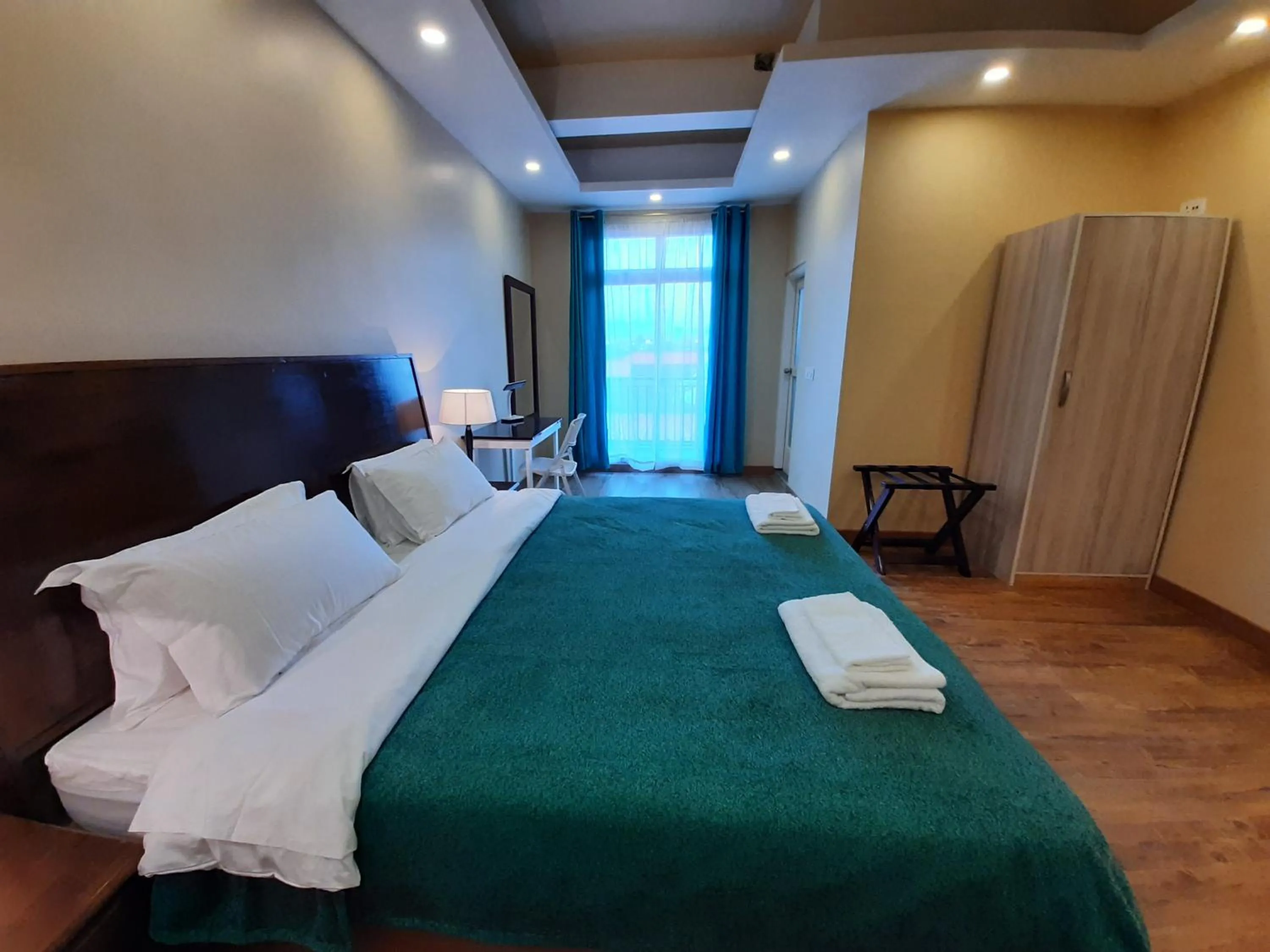 Shalom Farmhouse by the hillside