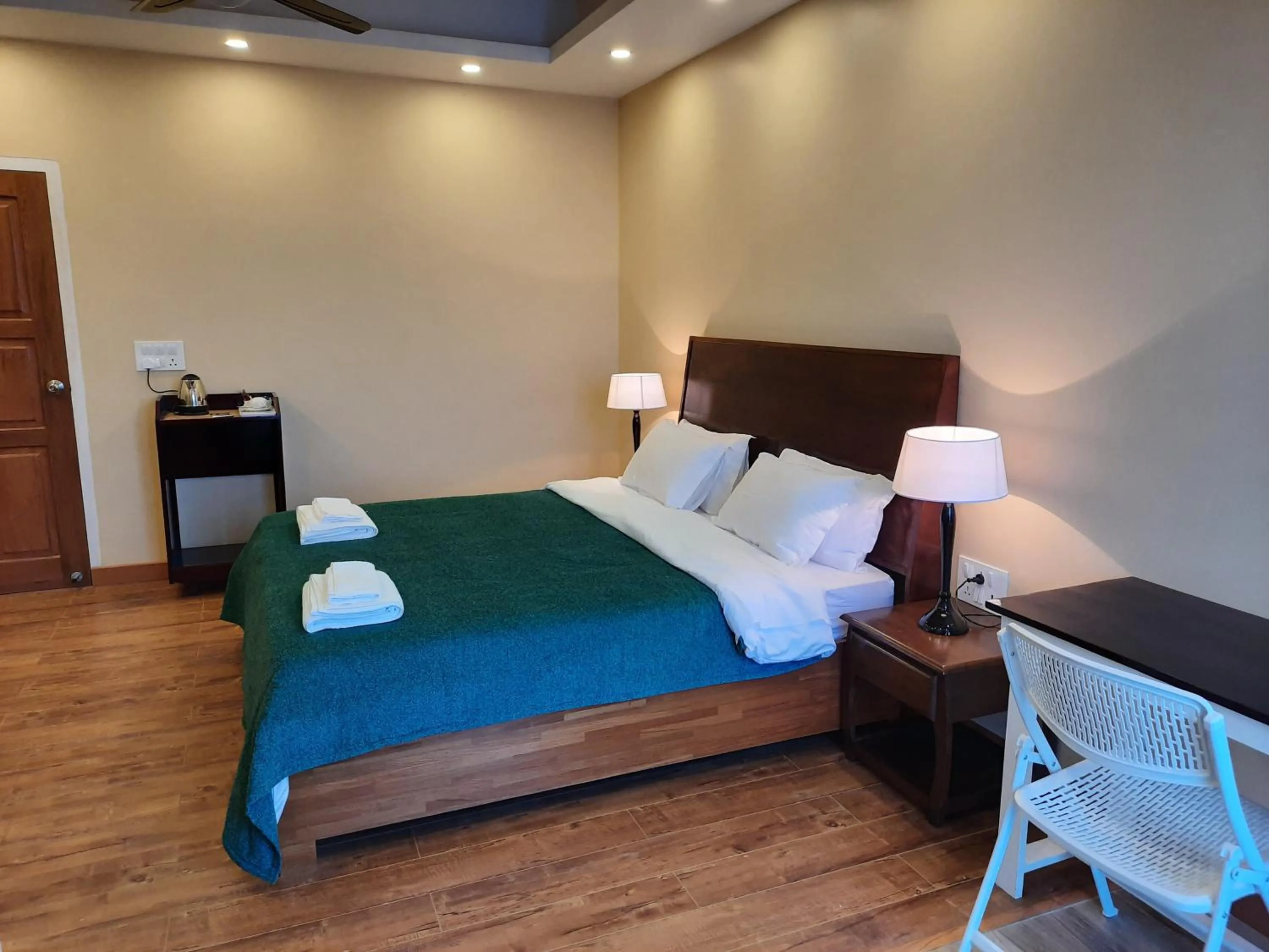 Shalom Farmhouse by the hillside