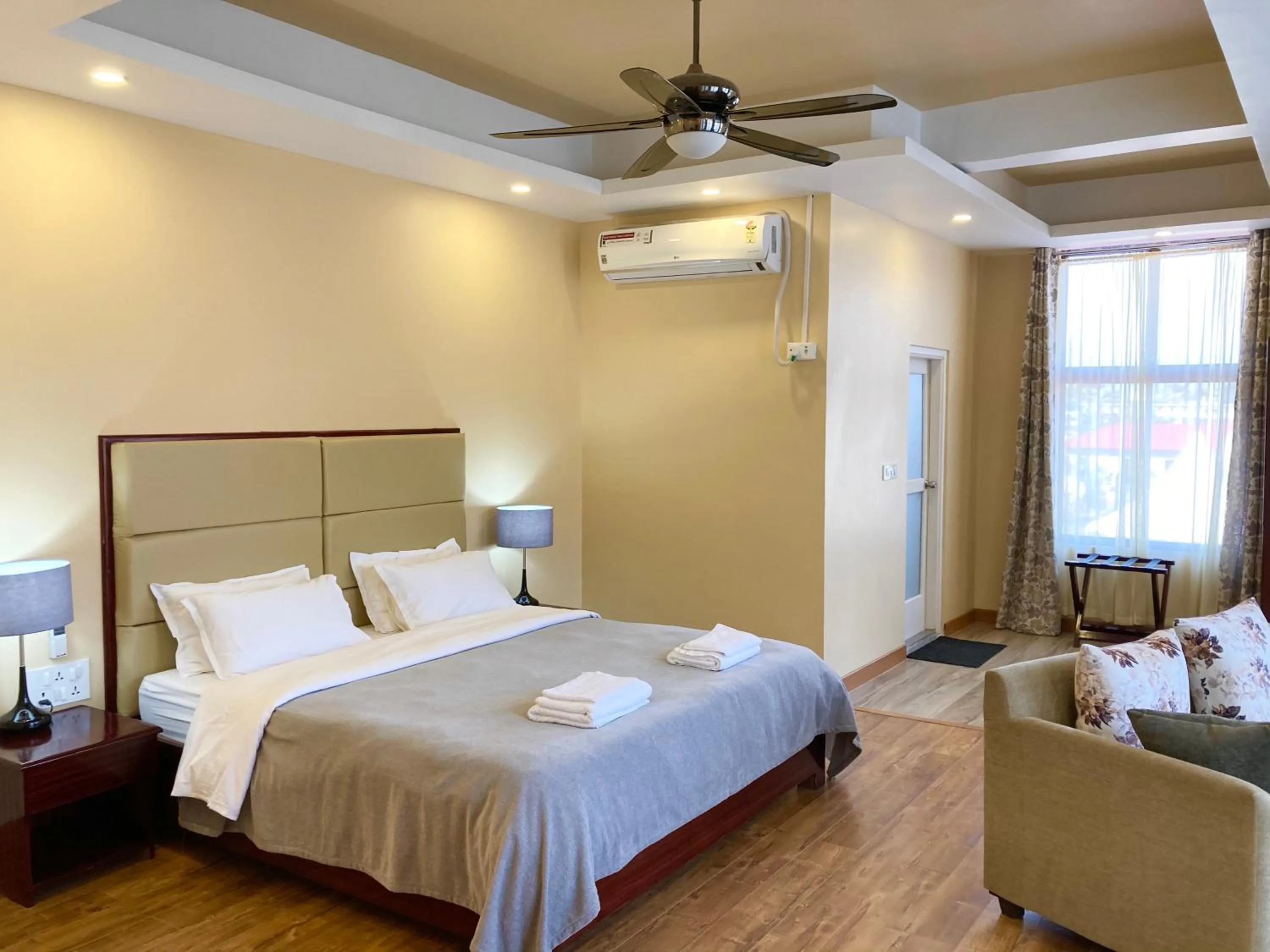 Shalom Farmhouse by the hillside