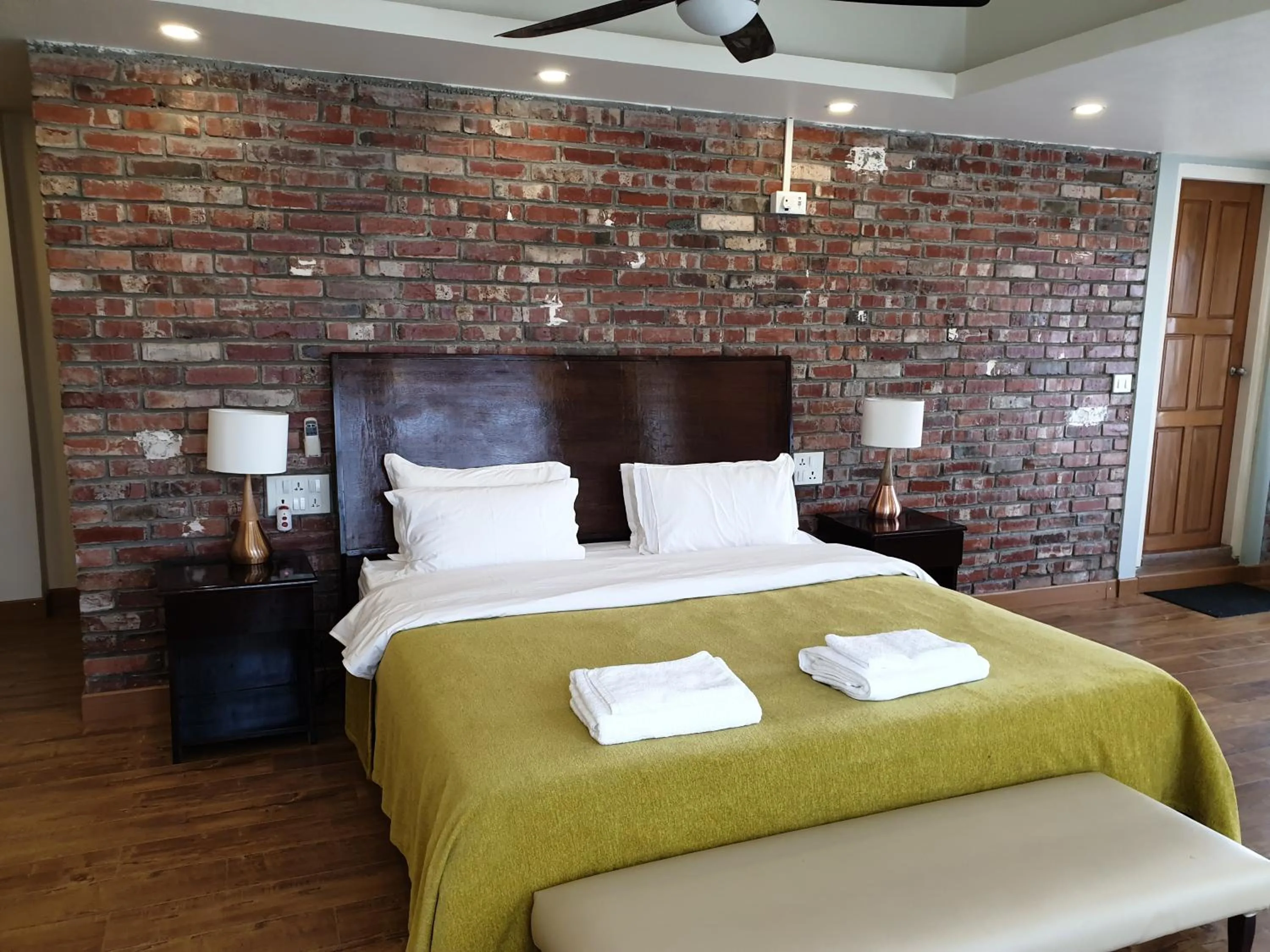 Shalom Farmhouse by the hillside