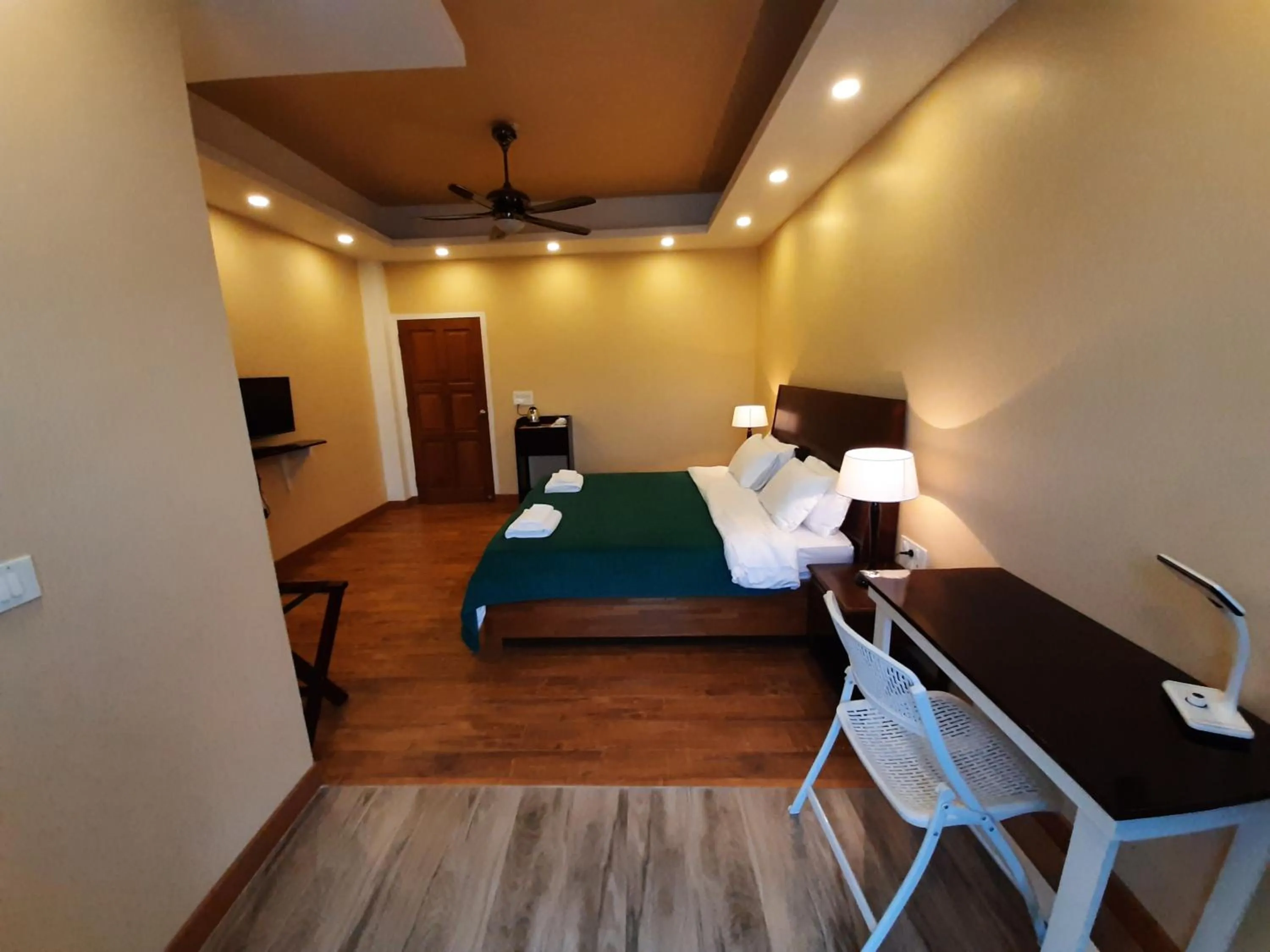 Shalom Farmhouse by the hillside