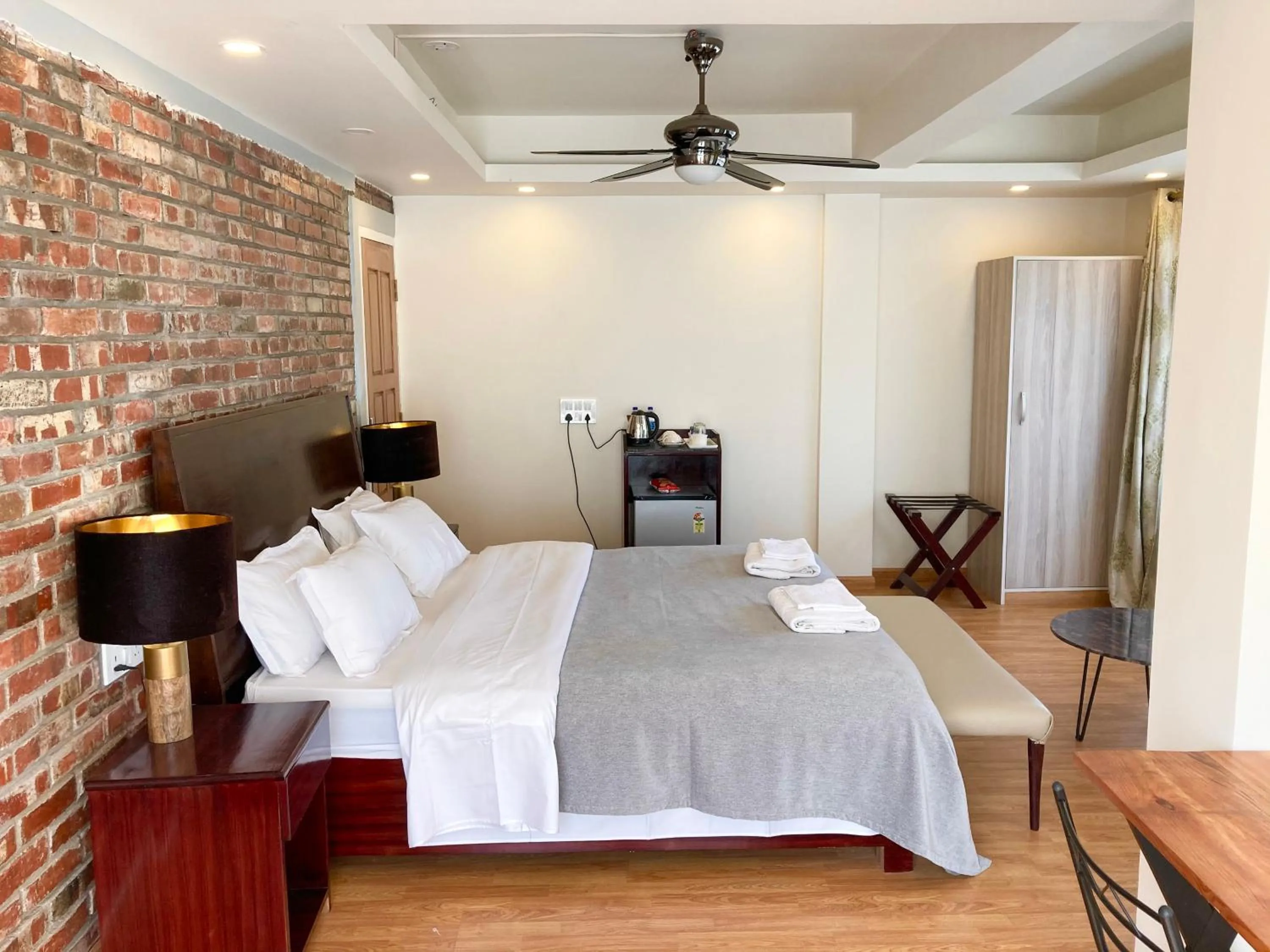 Shalom Farmhouse by the hillside