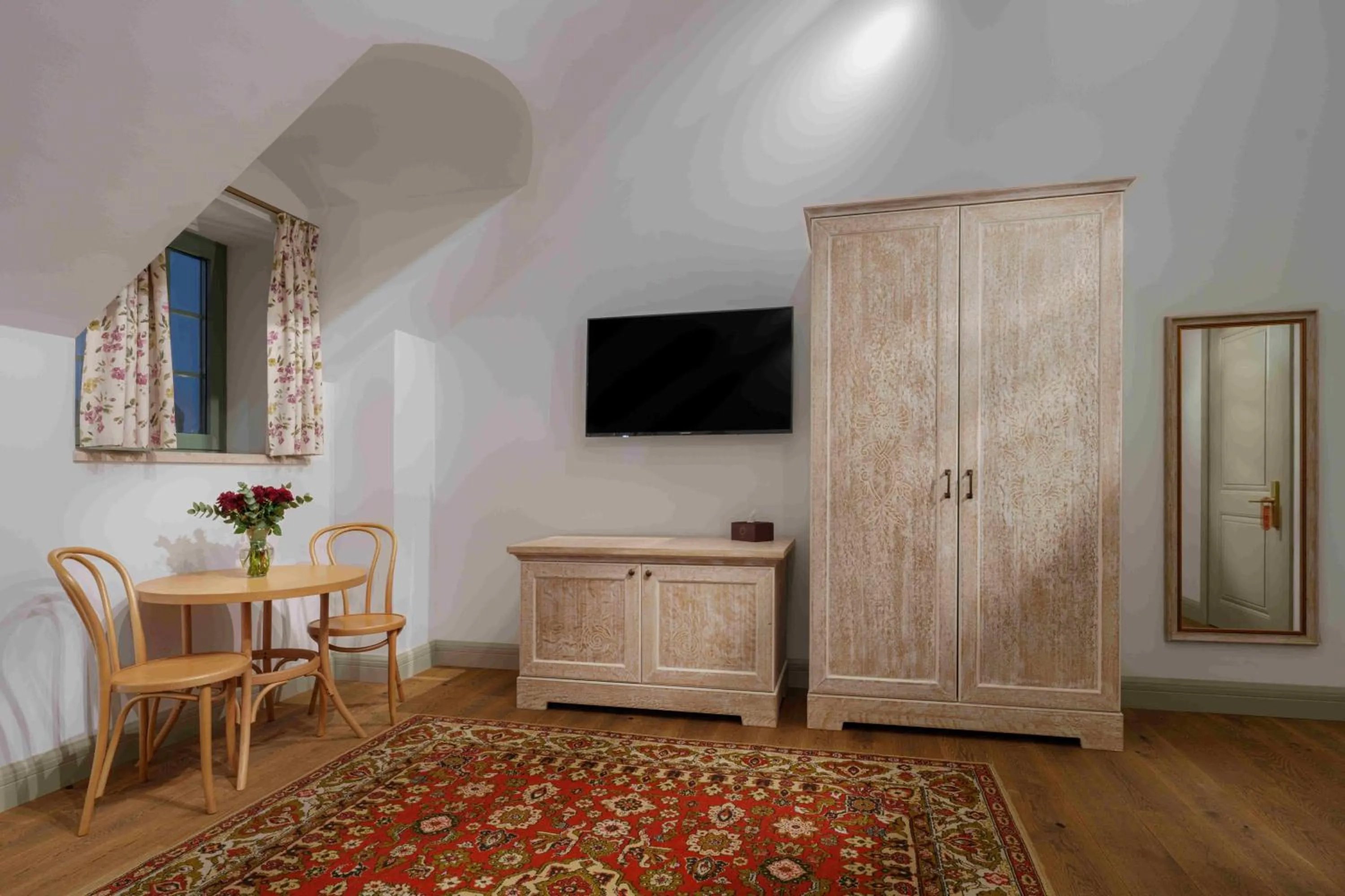 TV and multimedia in GRAND HOTEL GYUMRI by APRICOT Hotels