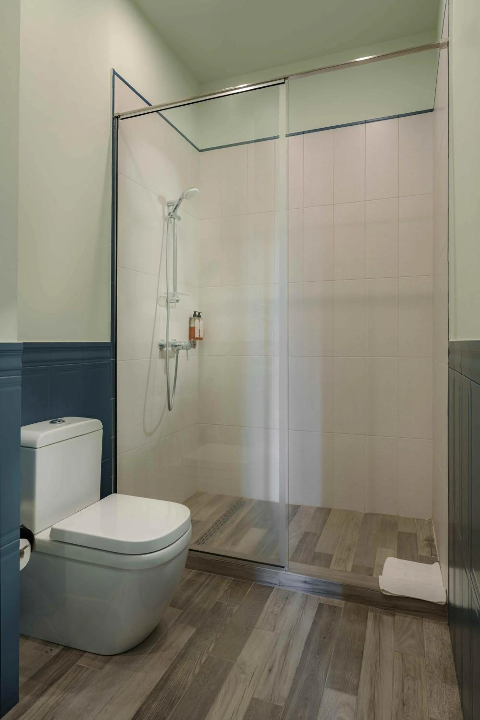 Shower in GRAND HOTEL GYUMRI by APRICOT Hotels